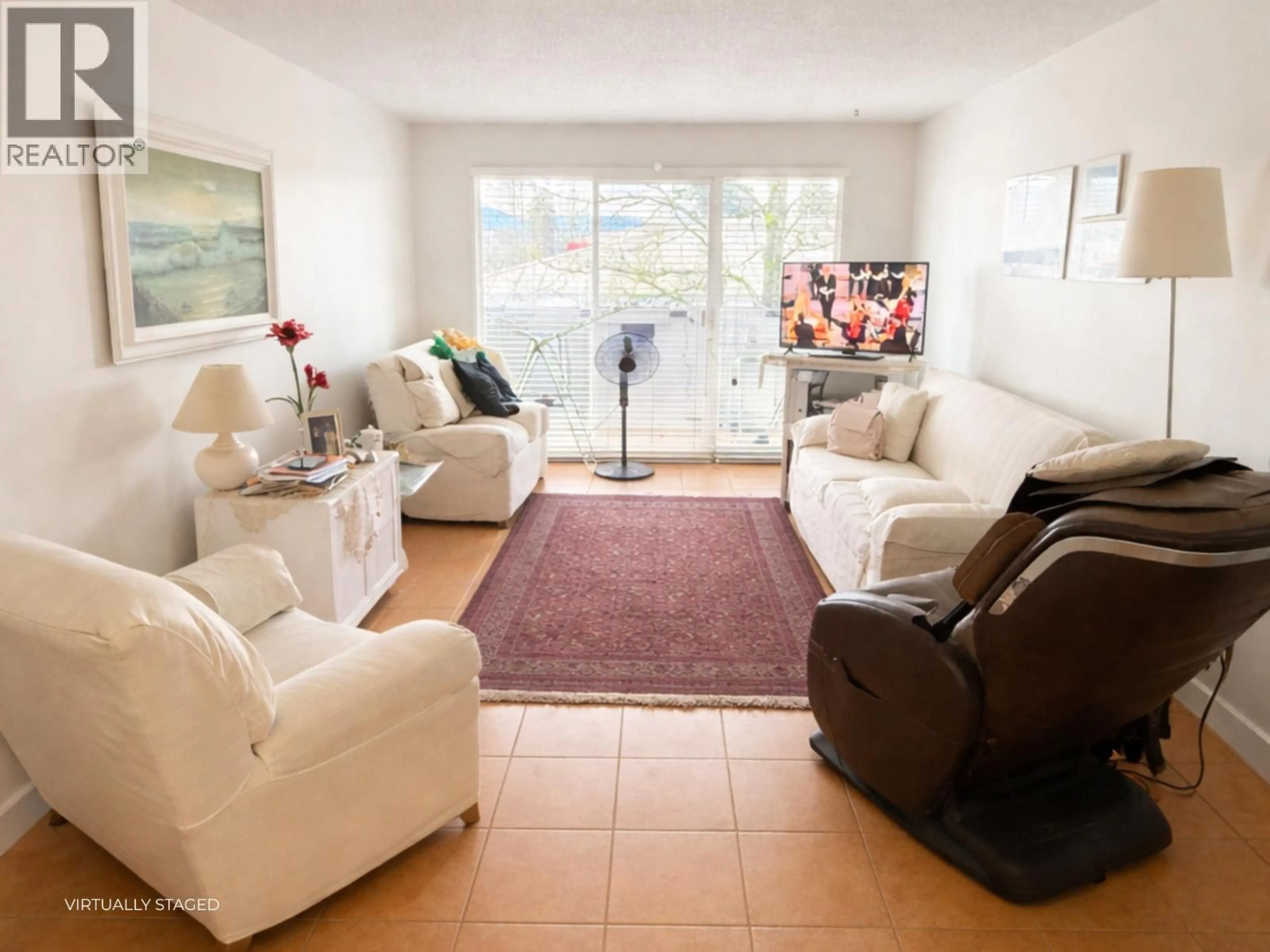 Living room with furniture, unknown for 305 - 620 EIGHT AVENUE, New Westminster British Columbia V3M5V7