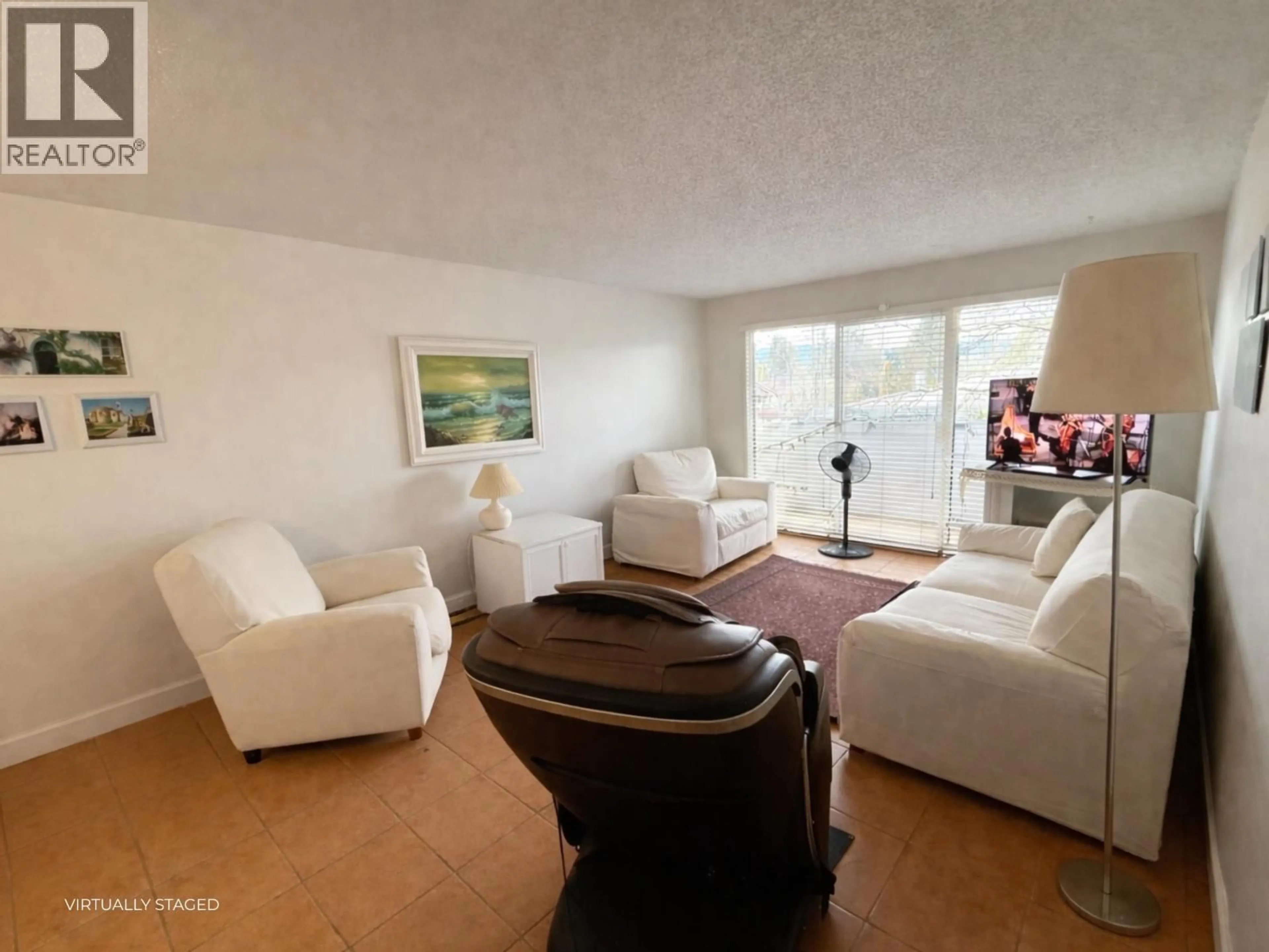 Living room with furniture, unknown for 305 - 620 EIGHT AVENUE, New Westminster British Columbia V3M5V7