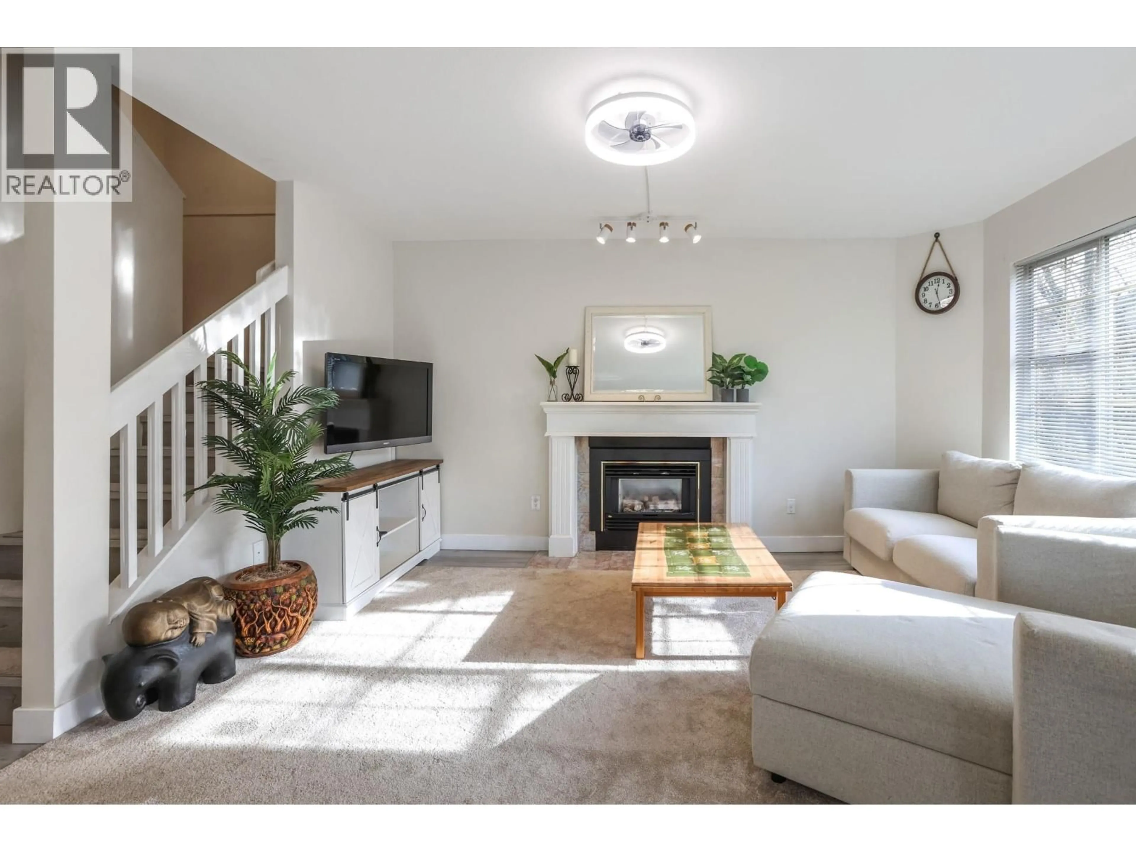 Living room with furniture, unknown for 10 - 838 TOBRUCK AVENUE, North Vancouver British Columbia V7P1V9