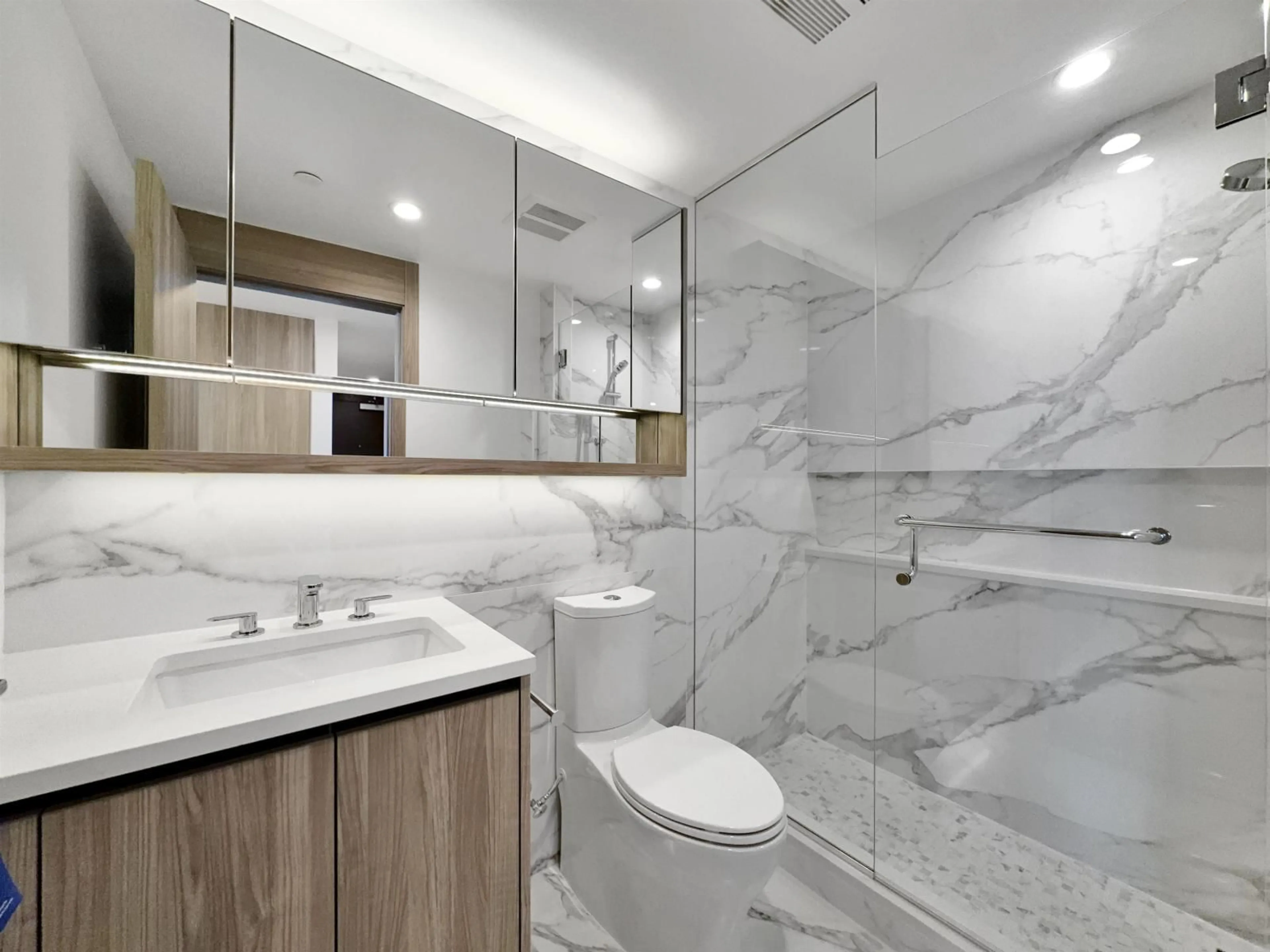 Contemporary bathroom, ceramic/tile floor for 3102 - 13778 100 AVENUE, Surrey British Columbia V3T0V3