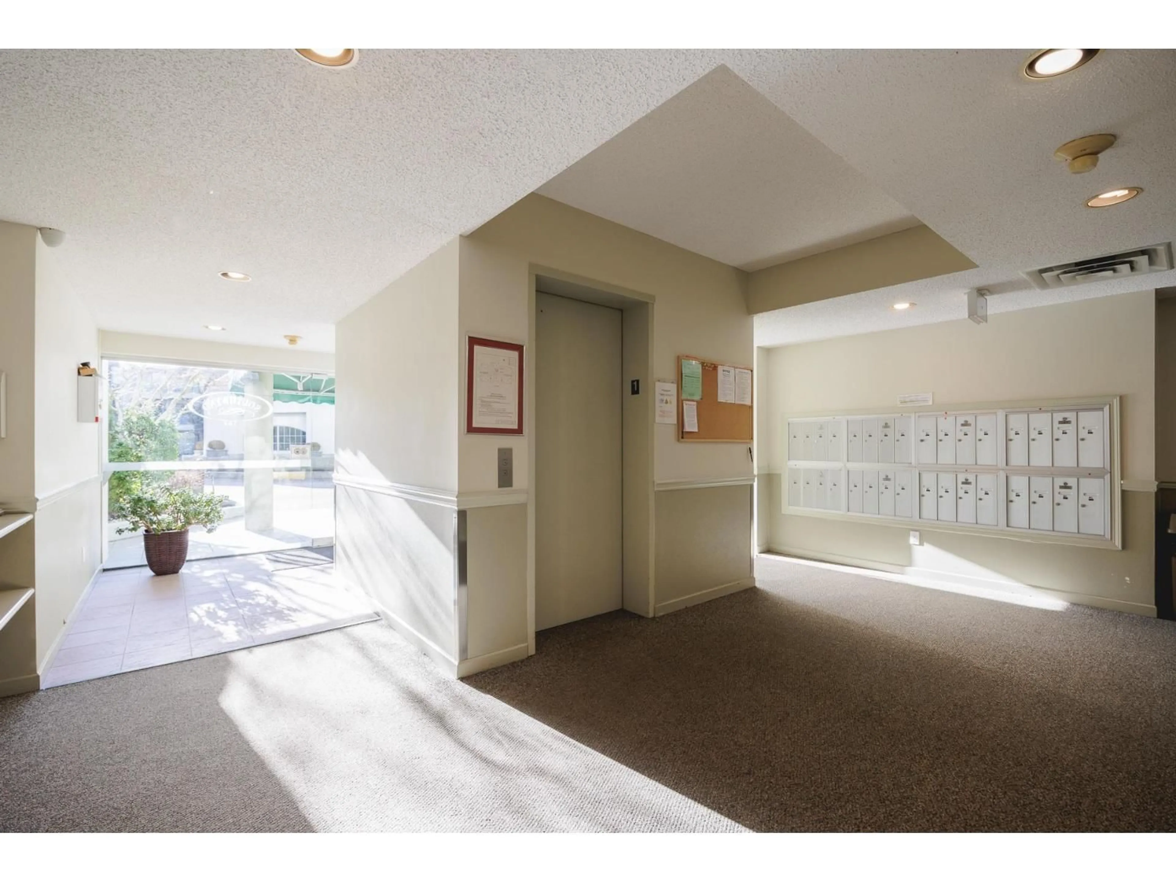 Indoor foyer for 408 - 1765 MARTIN DRIVE, Surrey British Columbia V4A9T5