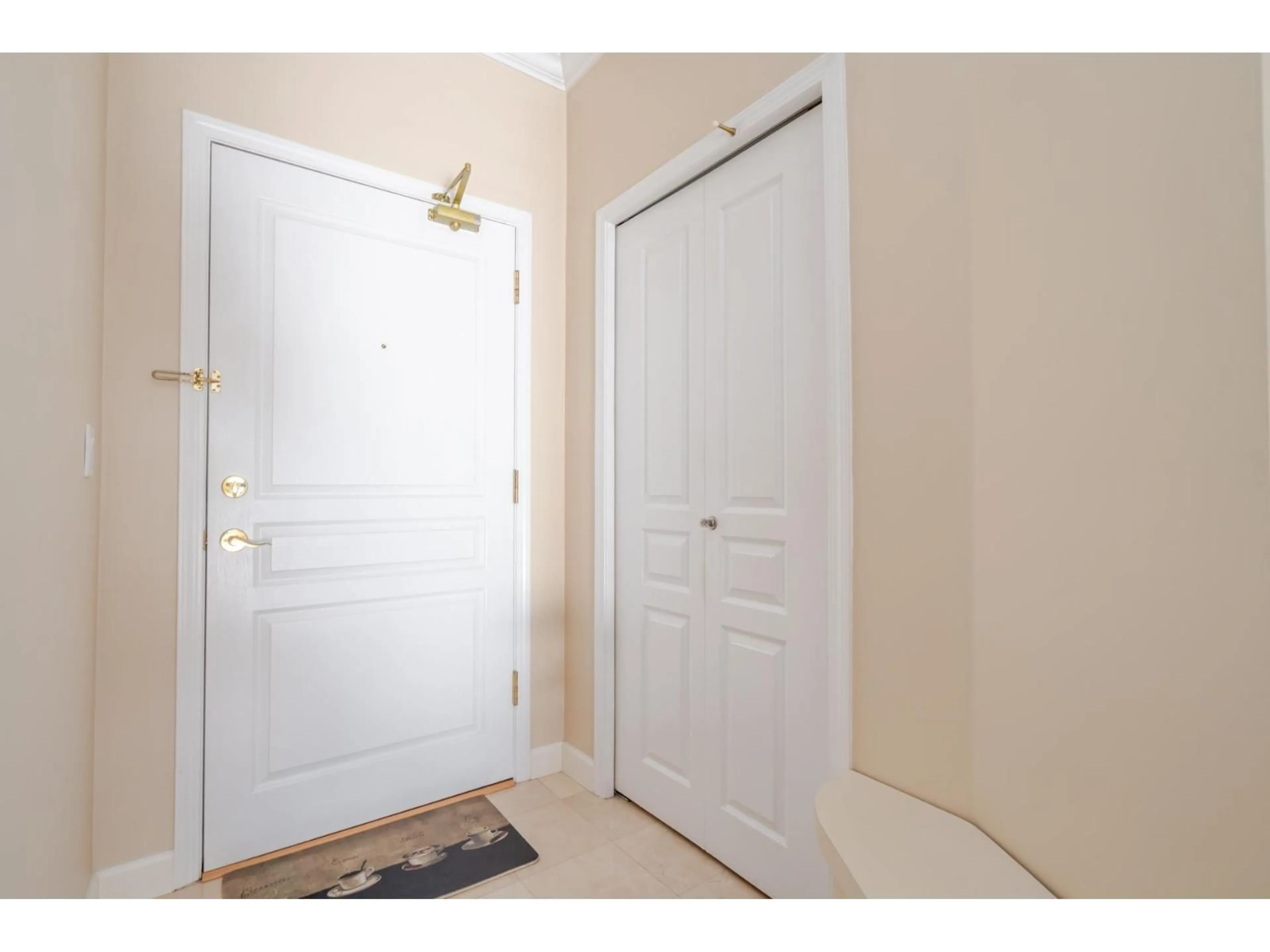 Indoor entryway for 408 - 1765 MARTIN DRIVE, Surrey British Columbia V4A9T5