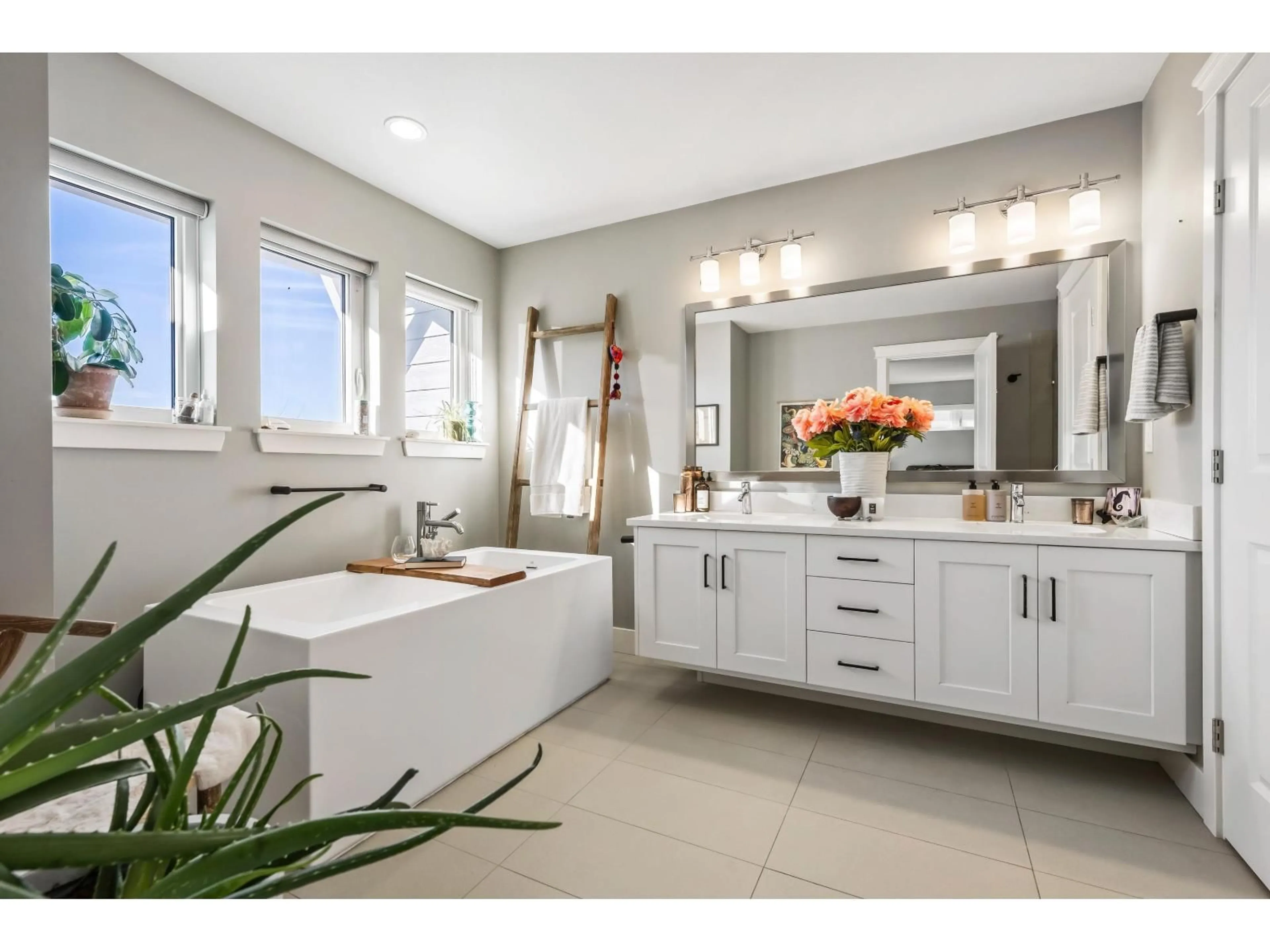 Contemporary bathroom, ceramic/tile floor for 5522 MACLACHLAN PLACE, Chilliwack British Columbia V2R0P3