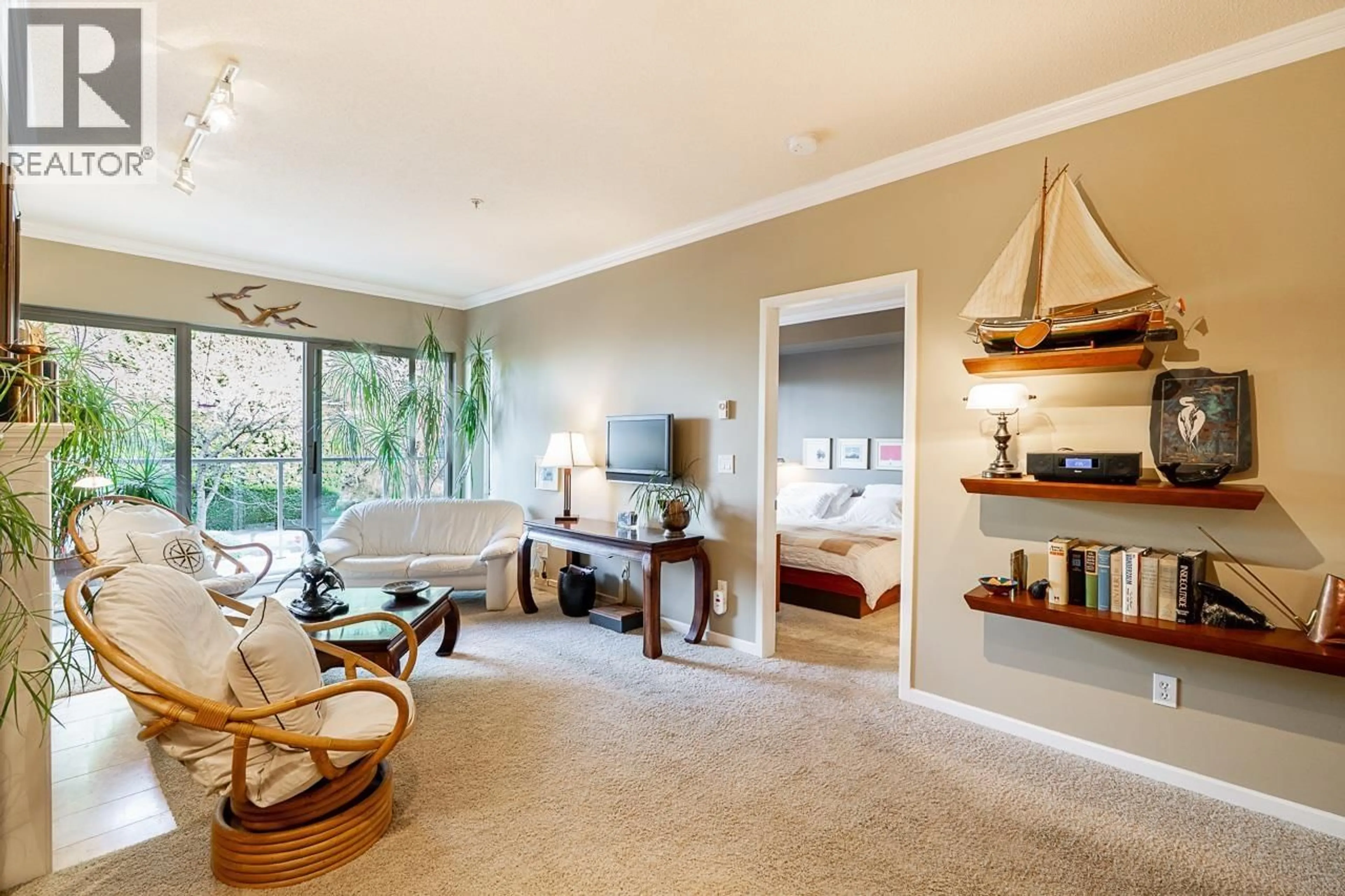 Living room with furniture, carpet floor for 219 - 1120 TSATSU SHORES DRIVE, Delta British Columbia V4M4G3