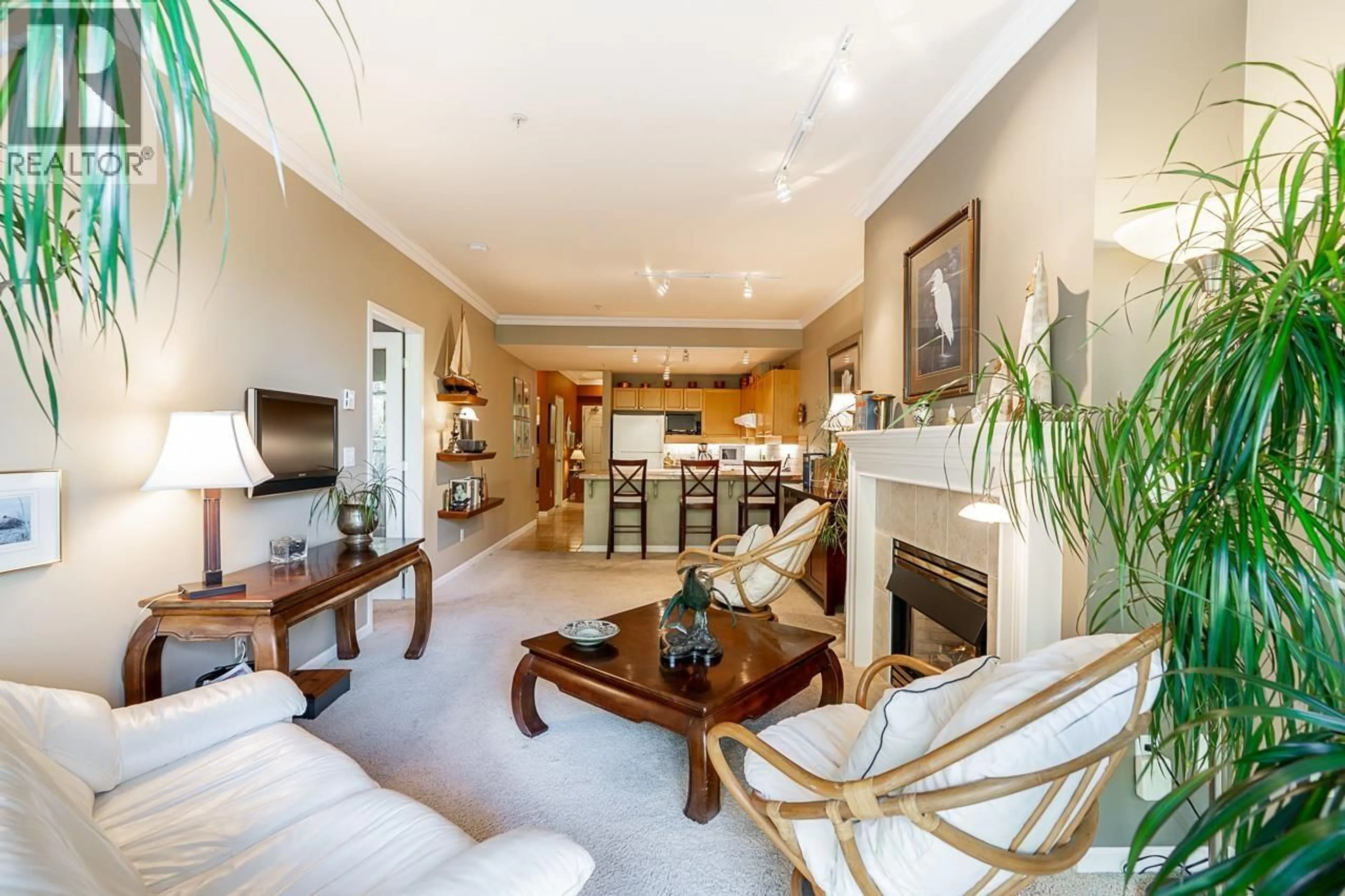 Living room with furniture, unknown for 219 - 1120 TSATSU SHORES DRIVE, Delta British Columbia V4M4G3