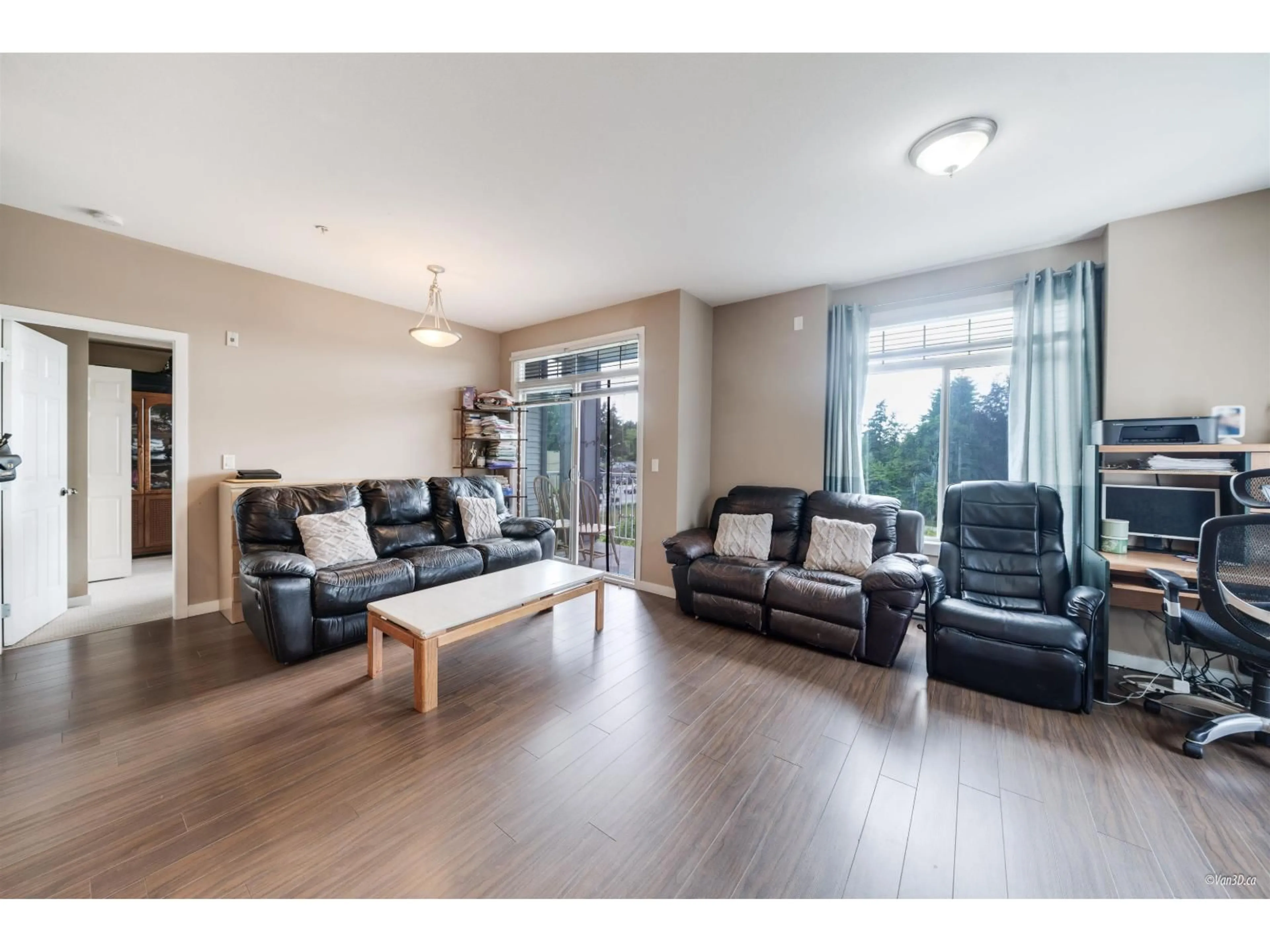 Living room with furniture, wood/laminate floor for 417 - 13277 108 AVENUE, Surrey British Columbia V3T0A9