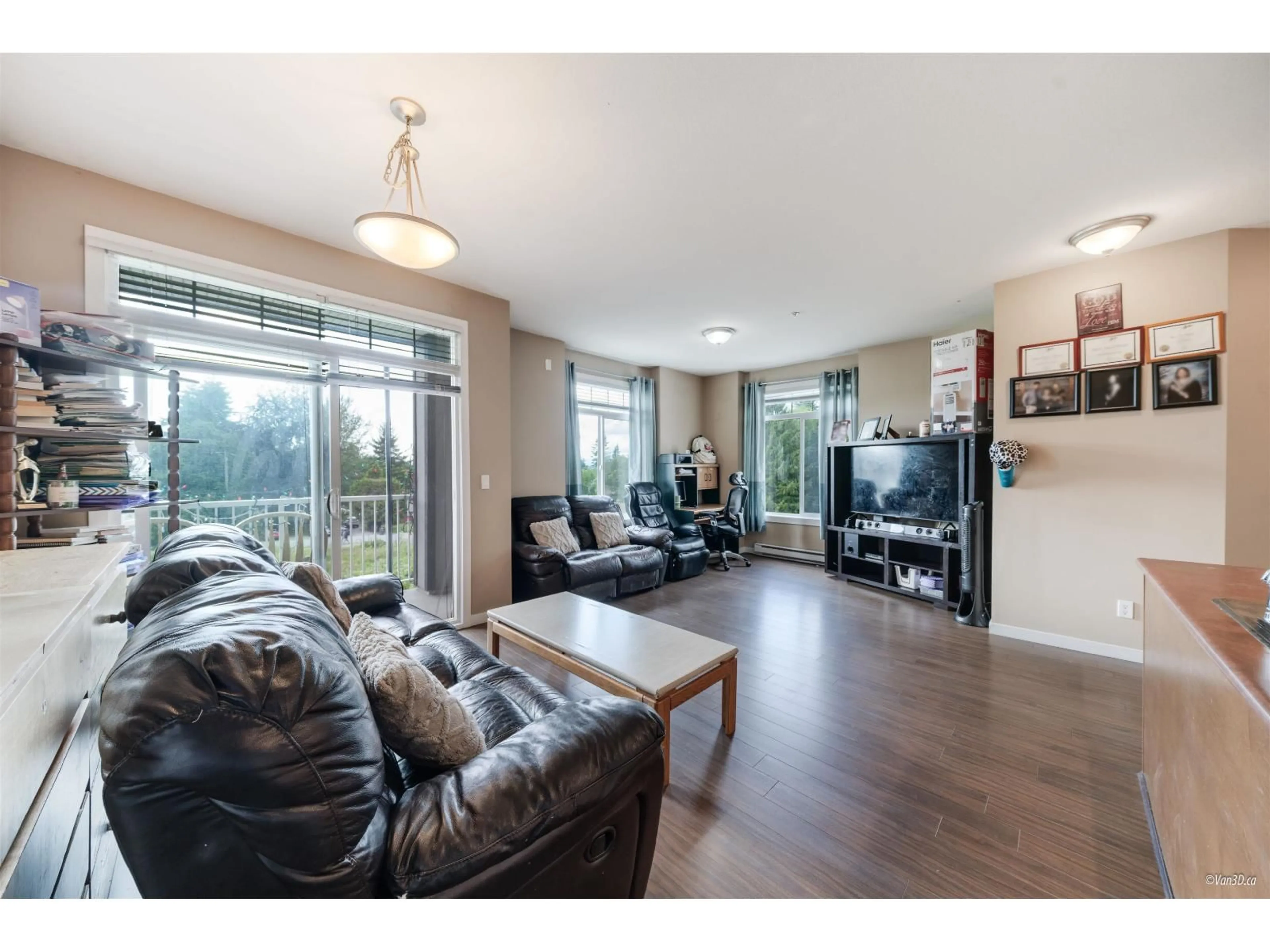 Living room with furniture, wood/laminate floor for 417 - 13277 108 AVENUE, Surrey British Columbia V3T0A9