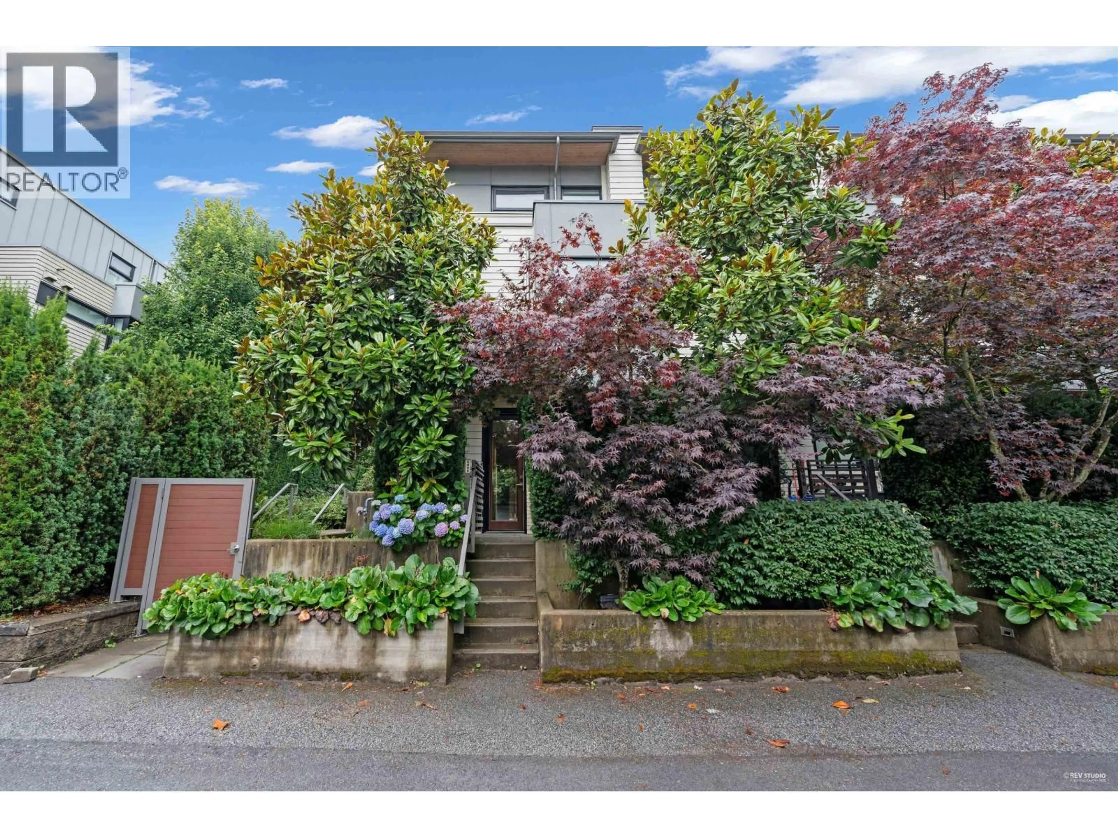 A pic from outside/outdoor area/front of a property/back of a property/a pic from drone, street for 6098 OAK STREET, Vancouver British Columbia V6M2W2