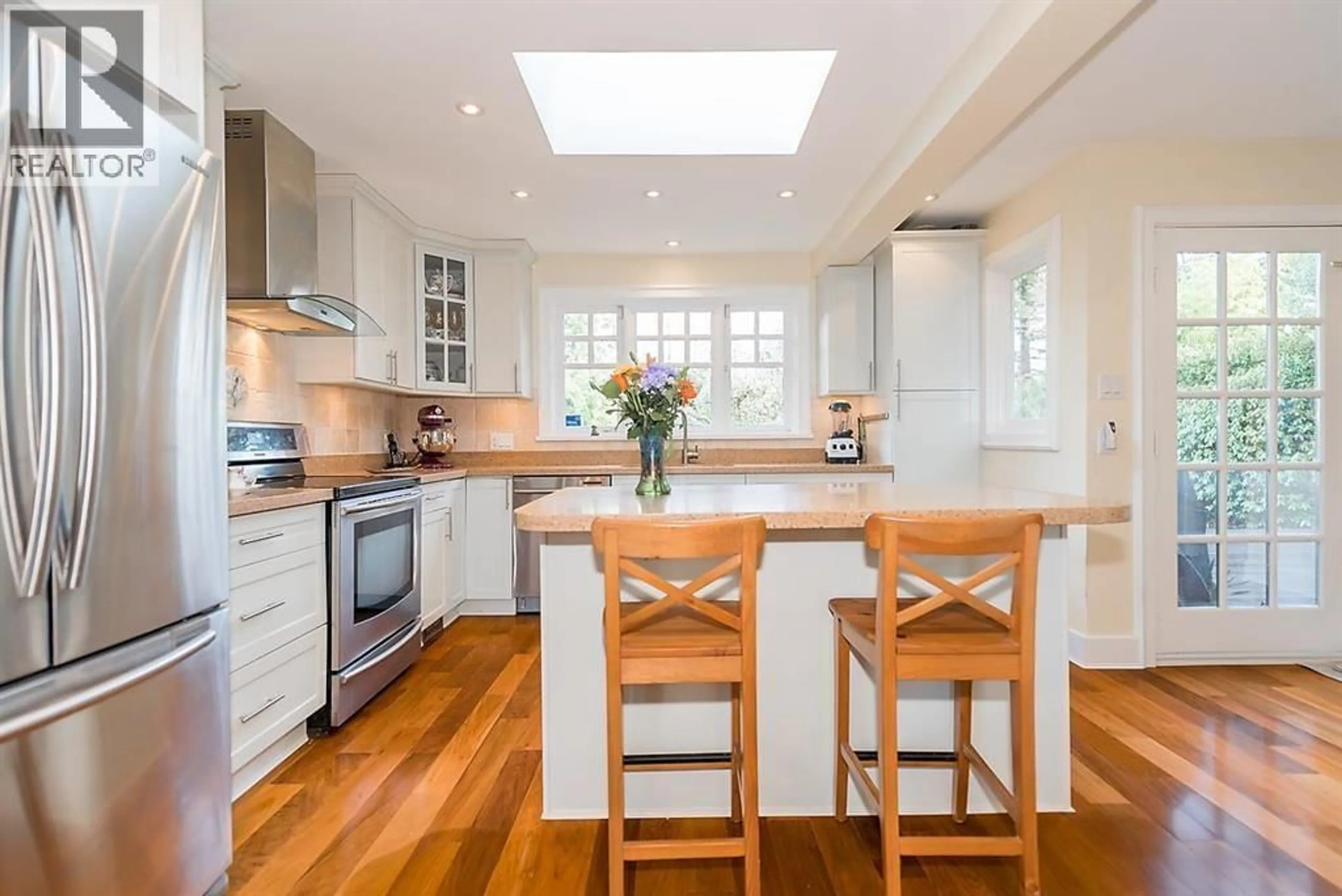 Contemporary kitchen, wood/laminate floor for 1722 WESBROOK CRESCENT, Vancouver British Columbia V6T1W1