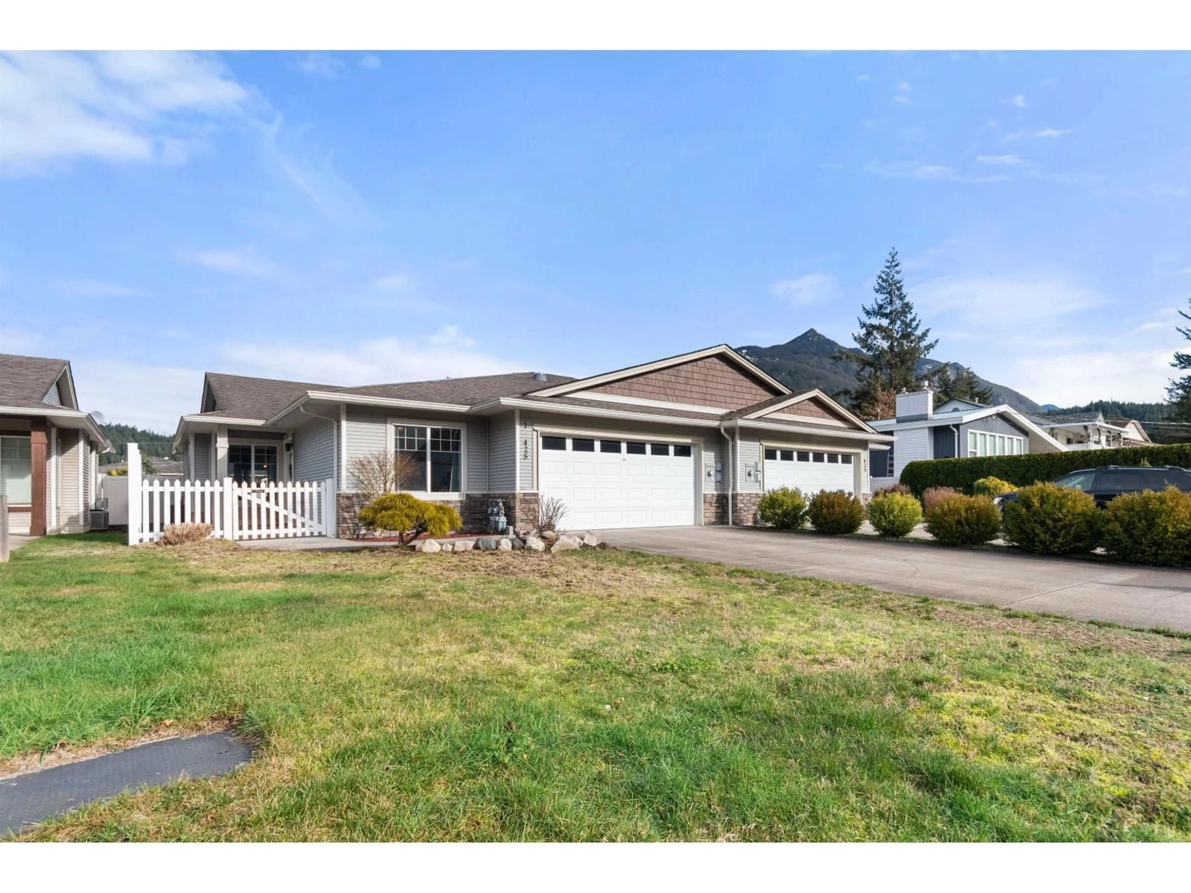 Home with vinyl exterior material, street for 1 - 425 STUART STREET, Hope British Columbia V0X1L0