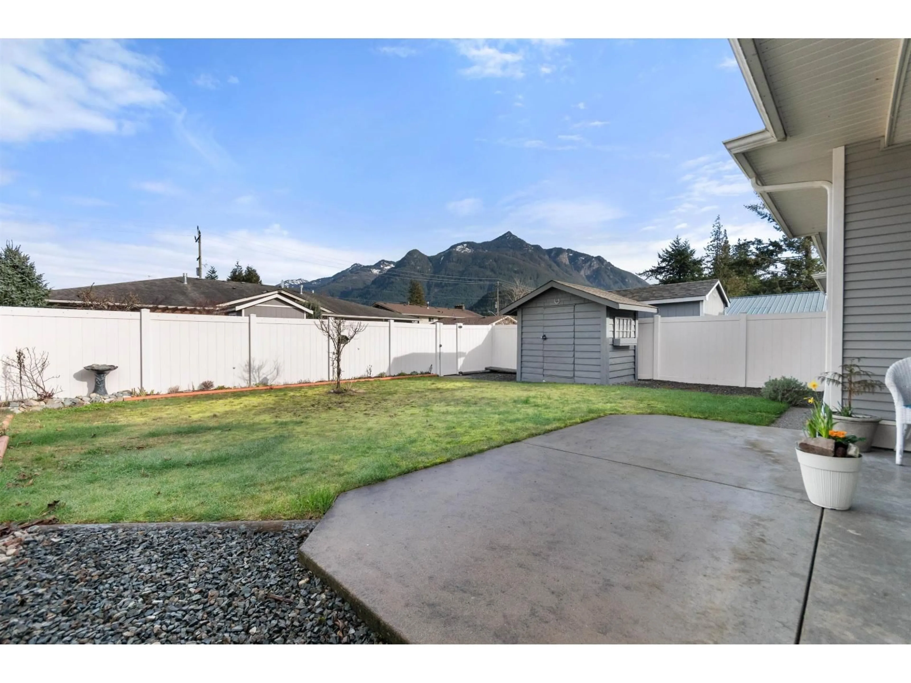 Patio, mountain view for 1 - 425 STUART STREET, Hope British Columbia V0X1L0