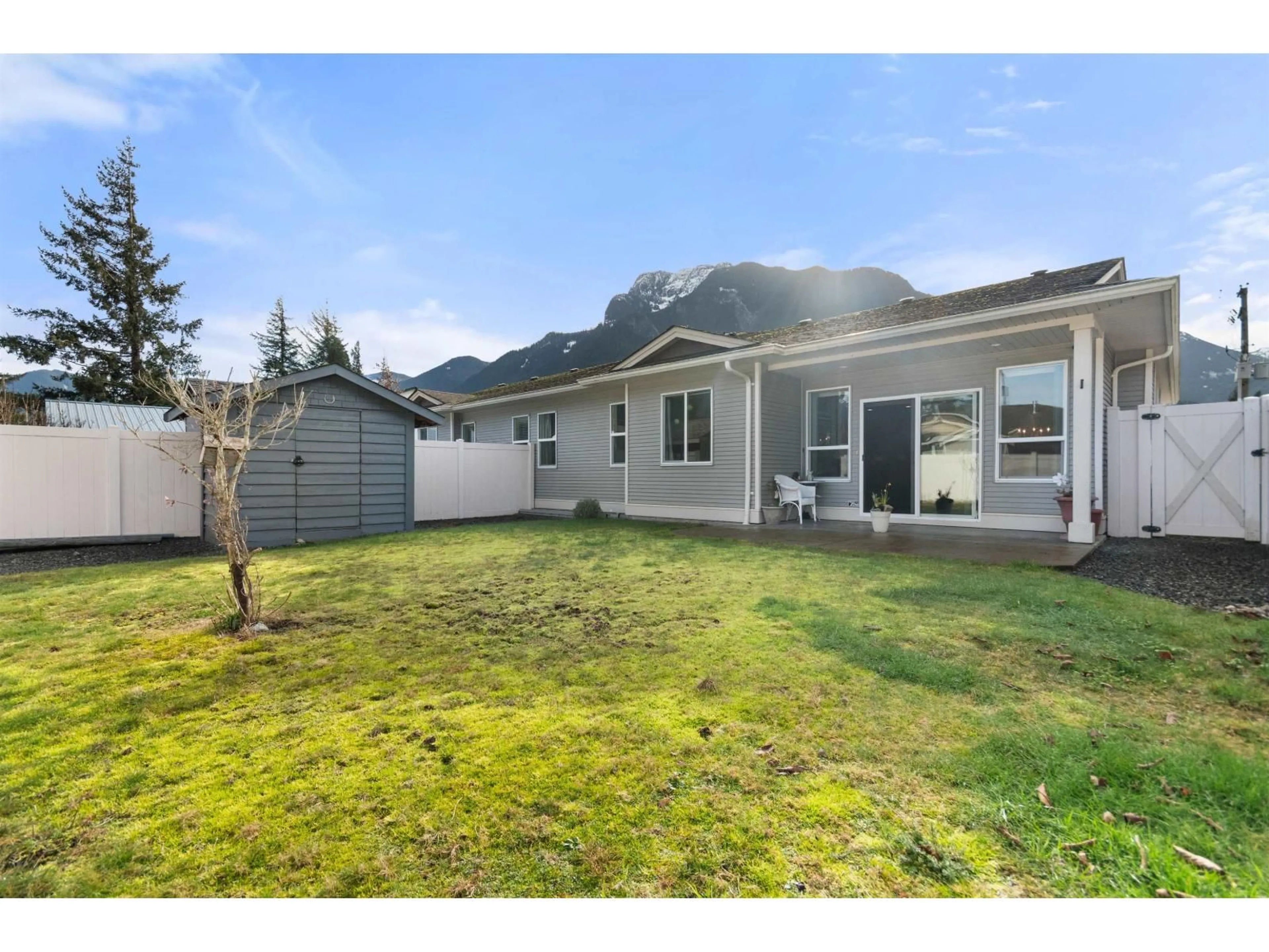 A pic from outside/outdoor area/front of a property/back of a property/a pic from drone, mountain view for 1 - 425 STUART STREET, Hope British Columbia V0X1L0