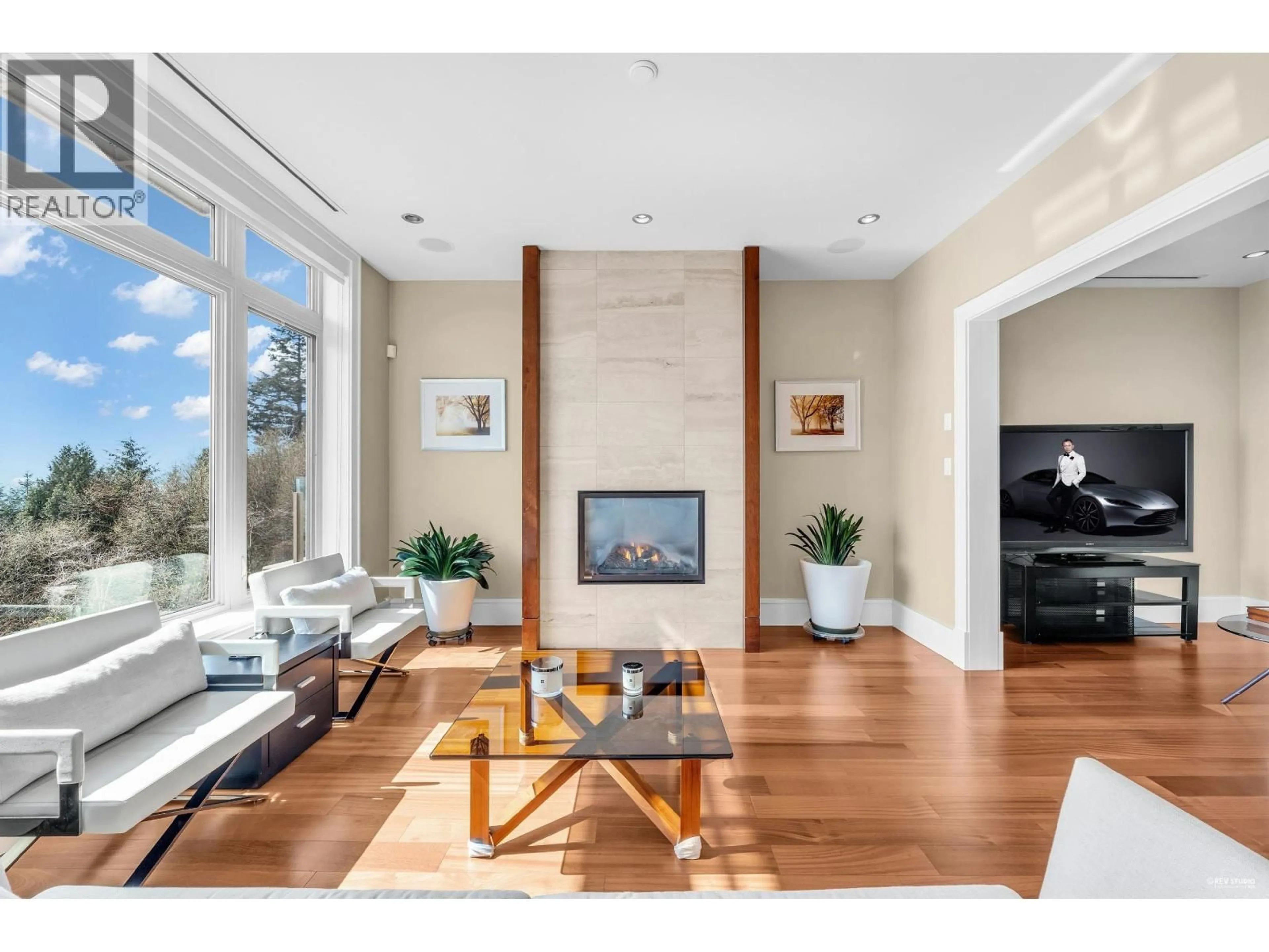 Living room with furniture, unknown for 2575 GARDEN COURT, West Vancouver British Columbia V7S0A2