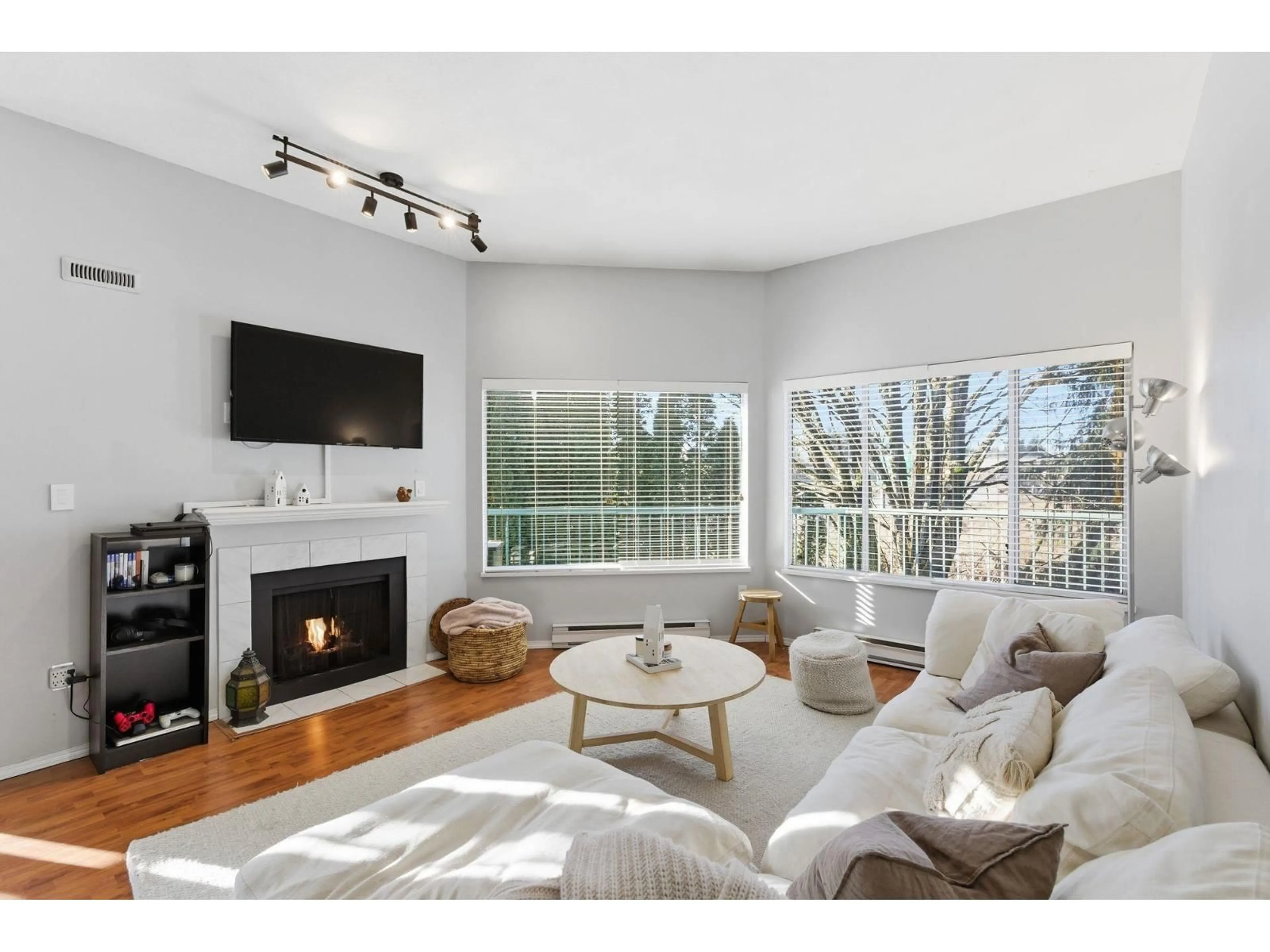 Living room with furniture, wood/laminate floor for 316 - 1755 SALTON ROAD, Abbotsford British Columbia V2S7C5