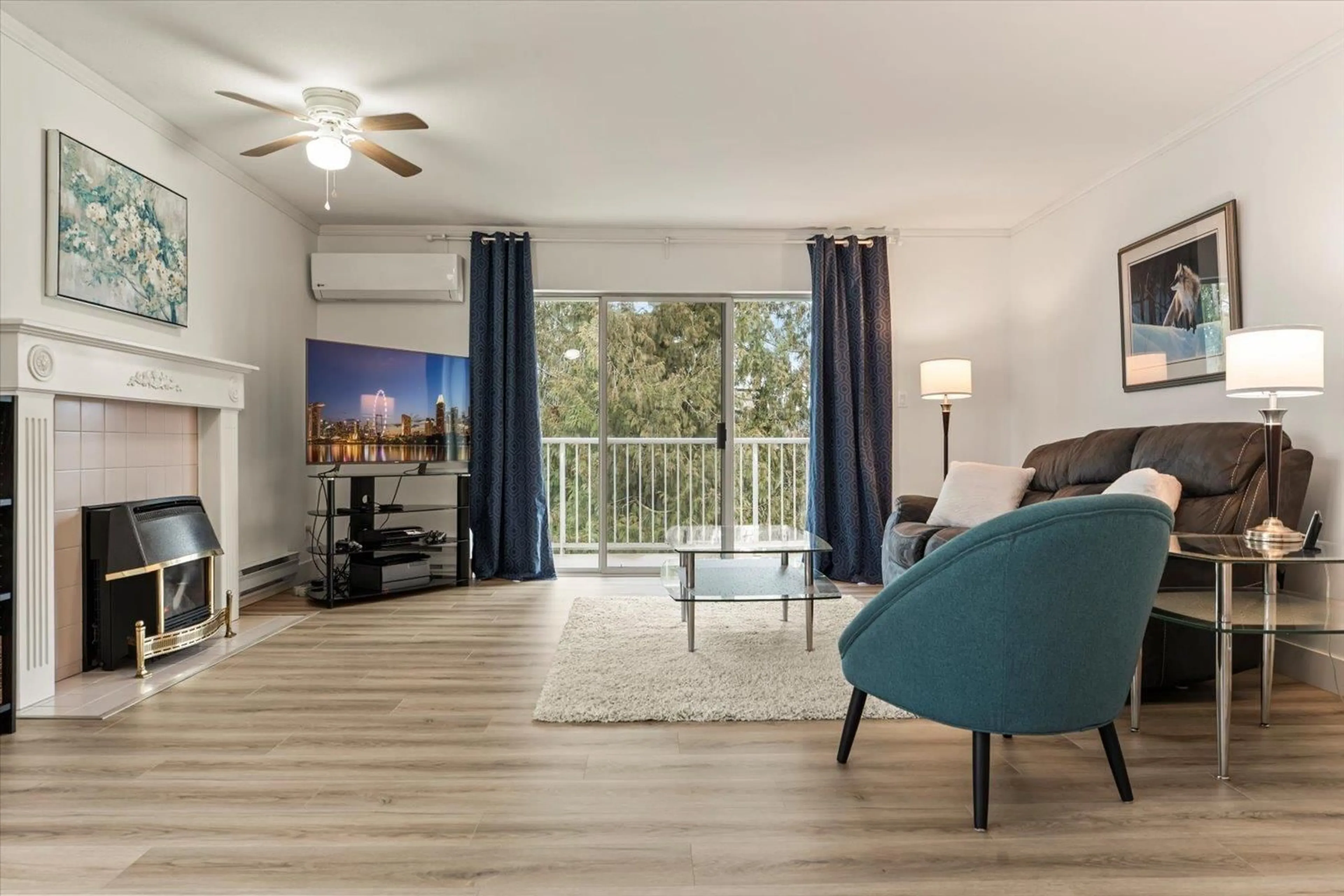 Living room with furniture, wood/laminate floor for 24 - 3380 GLADWIN ROAD, Abbotsford British Columbia V2S7G1