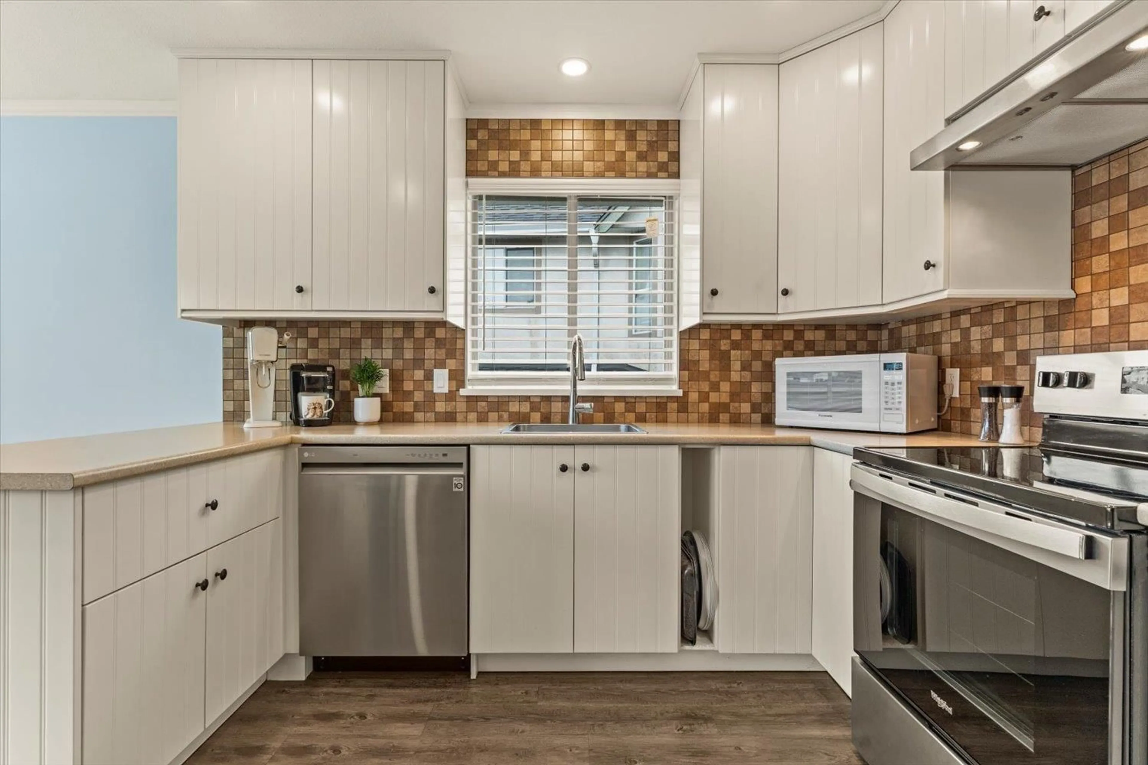 Contemporary kitchen, ceramic/tile floor for 24 - 3380 GLADWIN ROAD, Abbotsford British Columbia V2S7G1