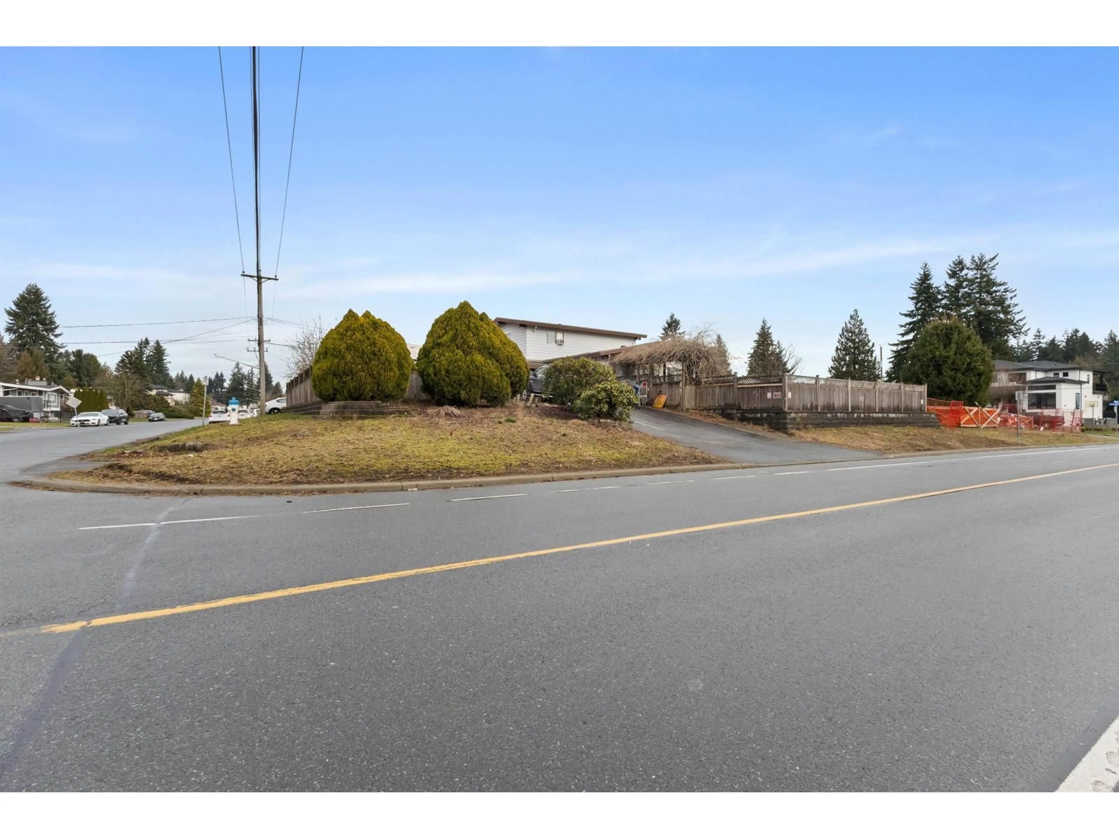 A pic from outside/outdoor area/front of a property/back of a property/a pic from drone, unknown for 32555 BEVAN AVENUE, Abbotsford British Columbia V2T3X5