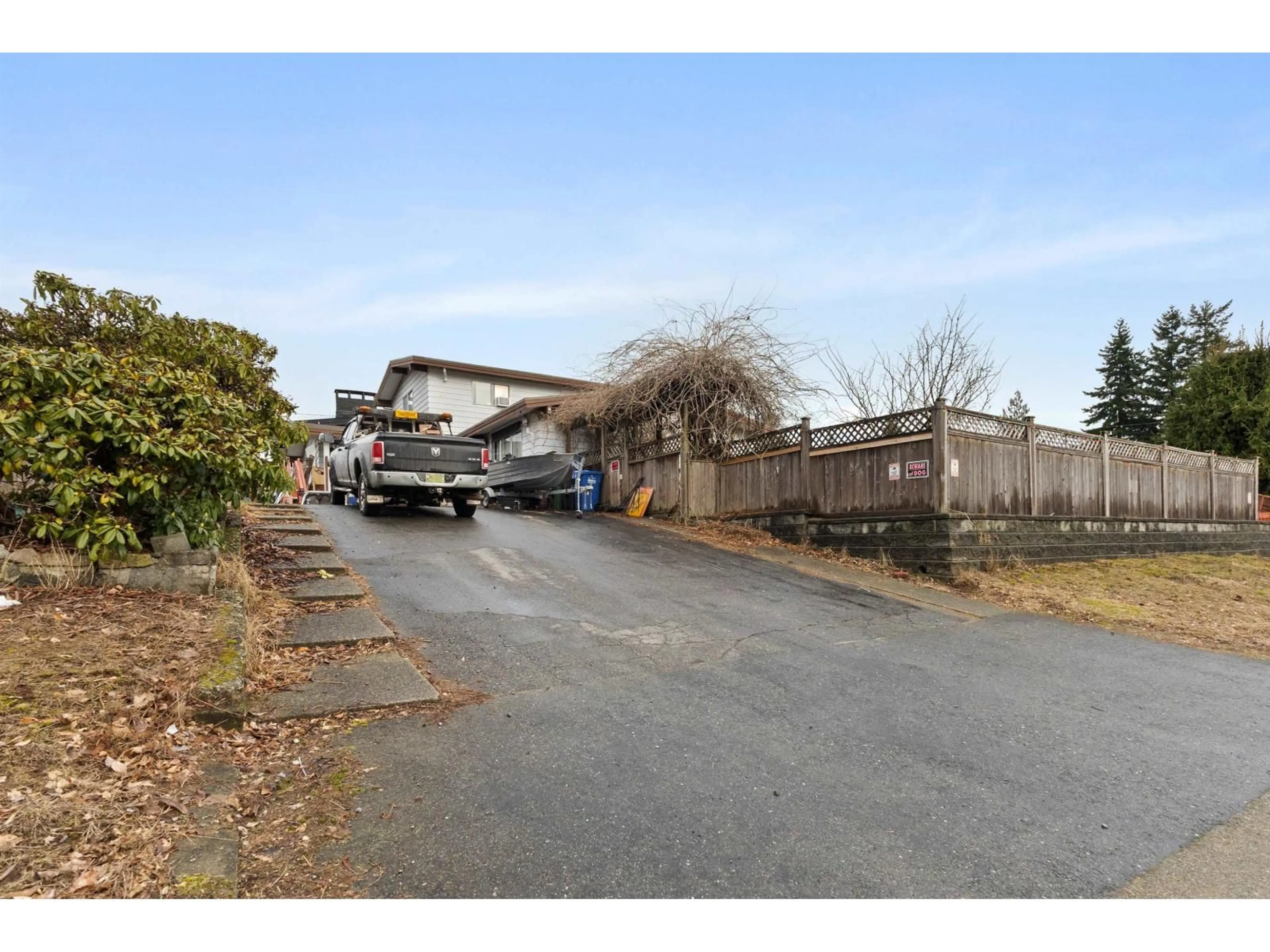 A pic from outside/outdoor area/front of a property/back of a property/a pic from drone, street for 32555 BEVAN AVENUE, Abbotsford British Columbia V2T3X5