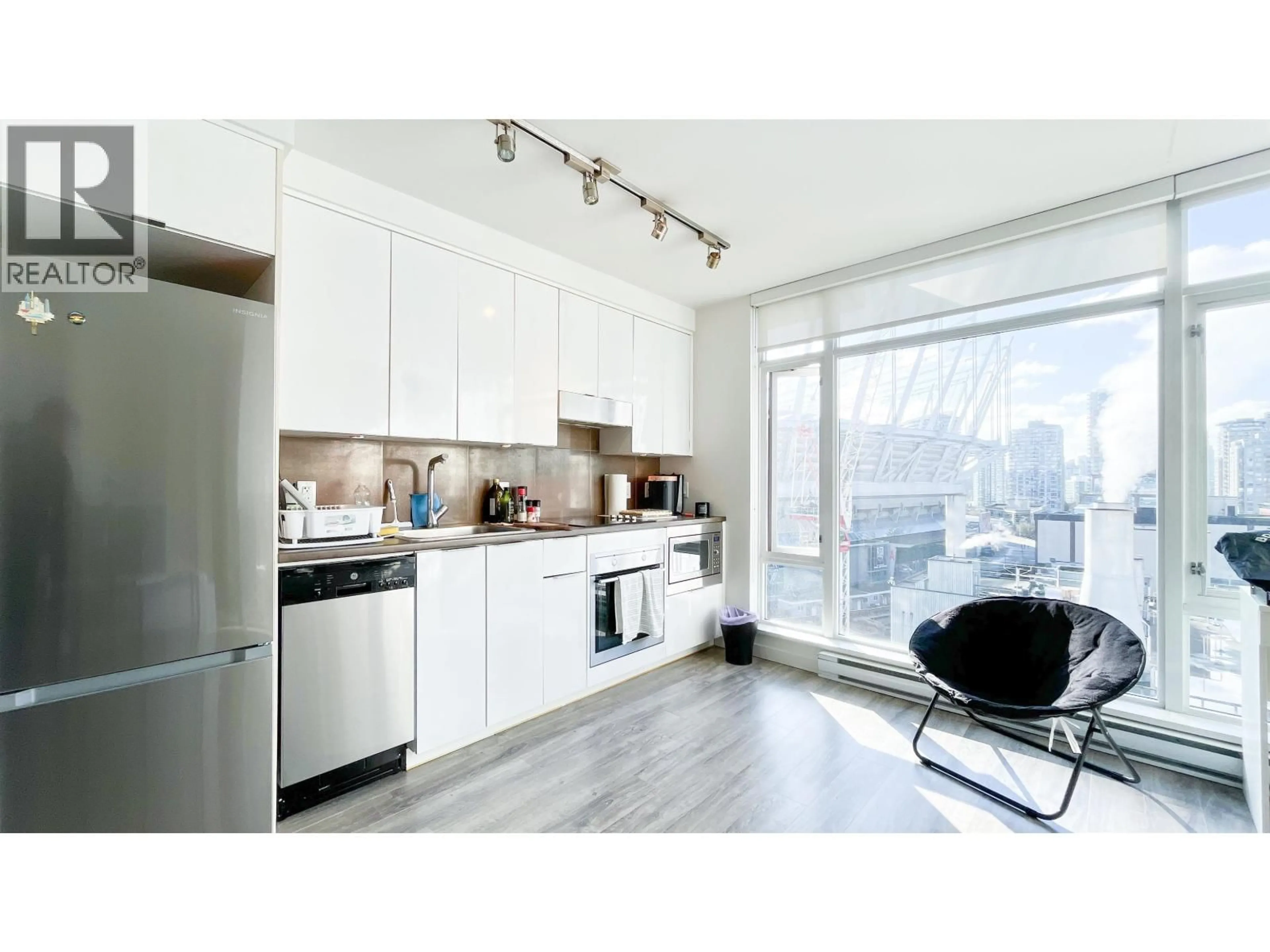 Open concept kitchen, wood/laminate floor for 905 - 161 GEORGIA STREET, Vancouver British Columbia V6B0K9