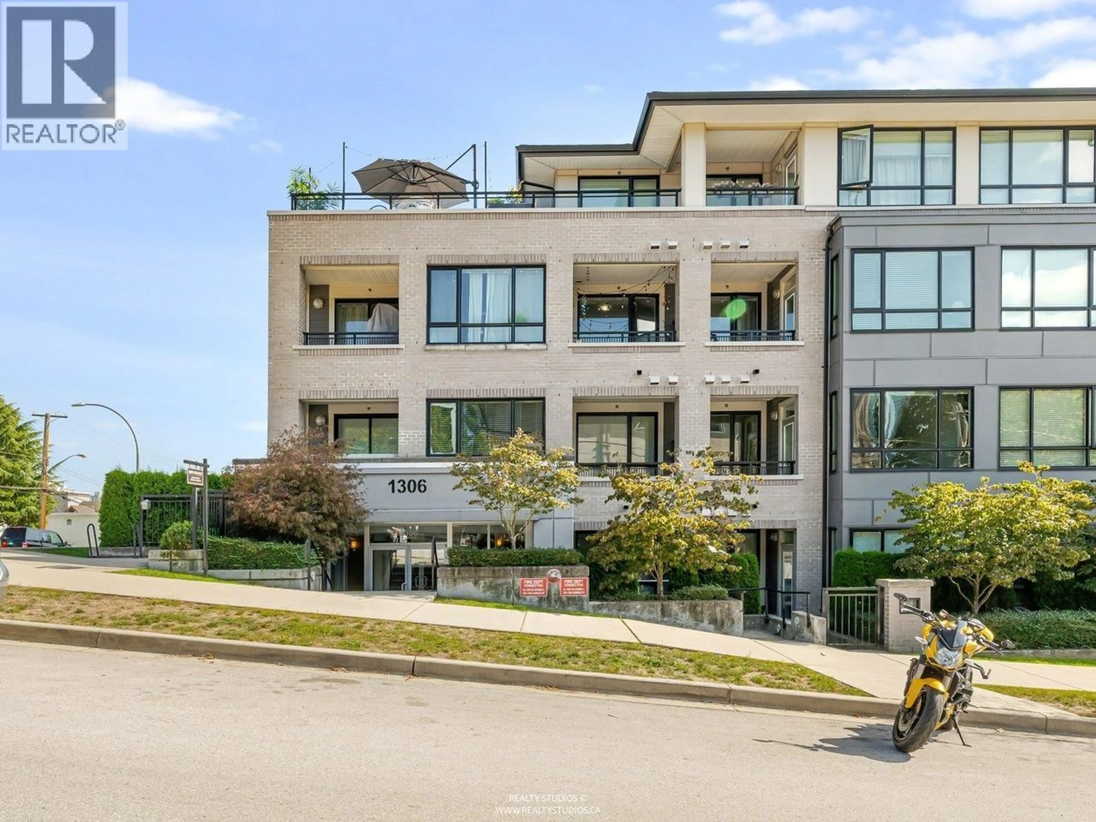 A pic from outside/outdoor area/front of a property/back of a property/a pic from drone, unknown for PH-08 - 1306 FIFTH AVENUE, New Westminster British Columbia V3M0K5