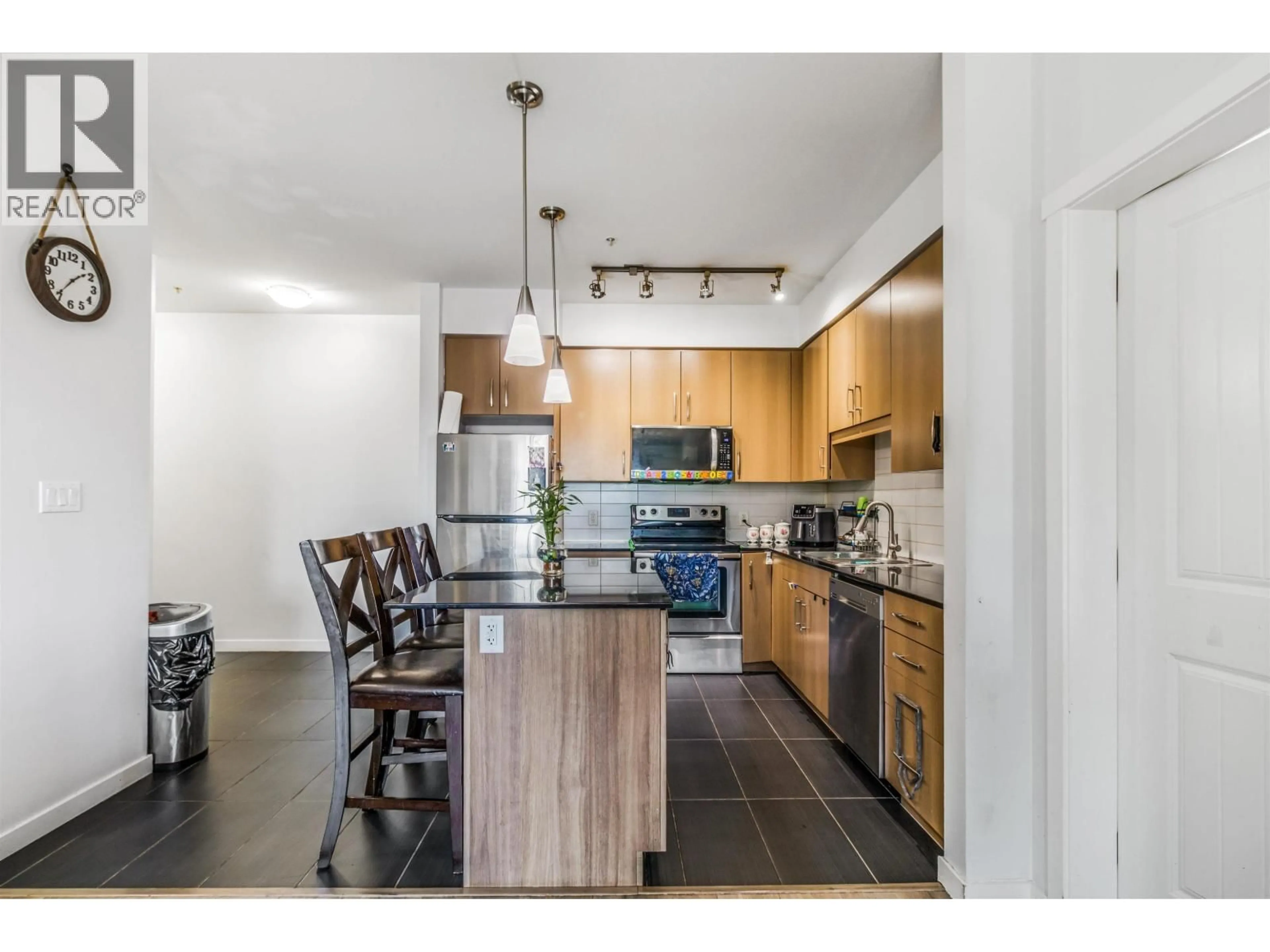 Open concept kitchen, ceramic/tile floor for 306 - 22290 NORTH AVENUE, Maple Ridge British Columbia V2X8Z8