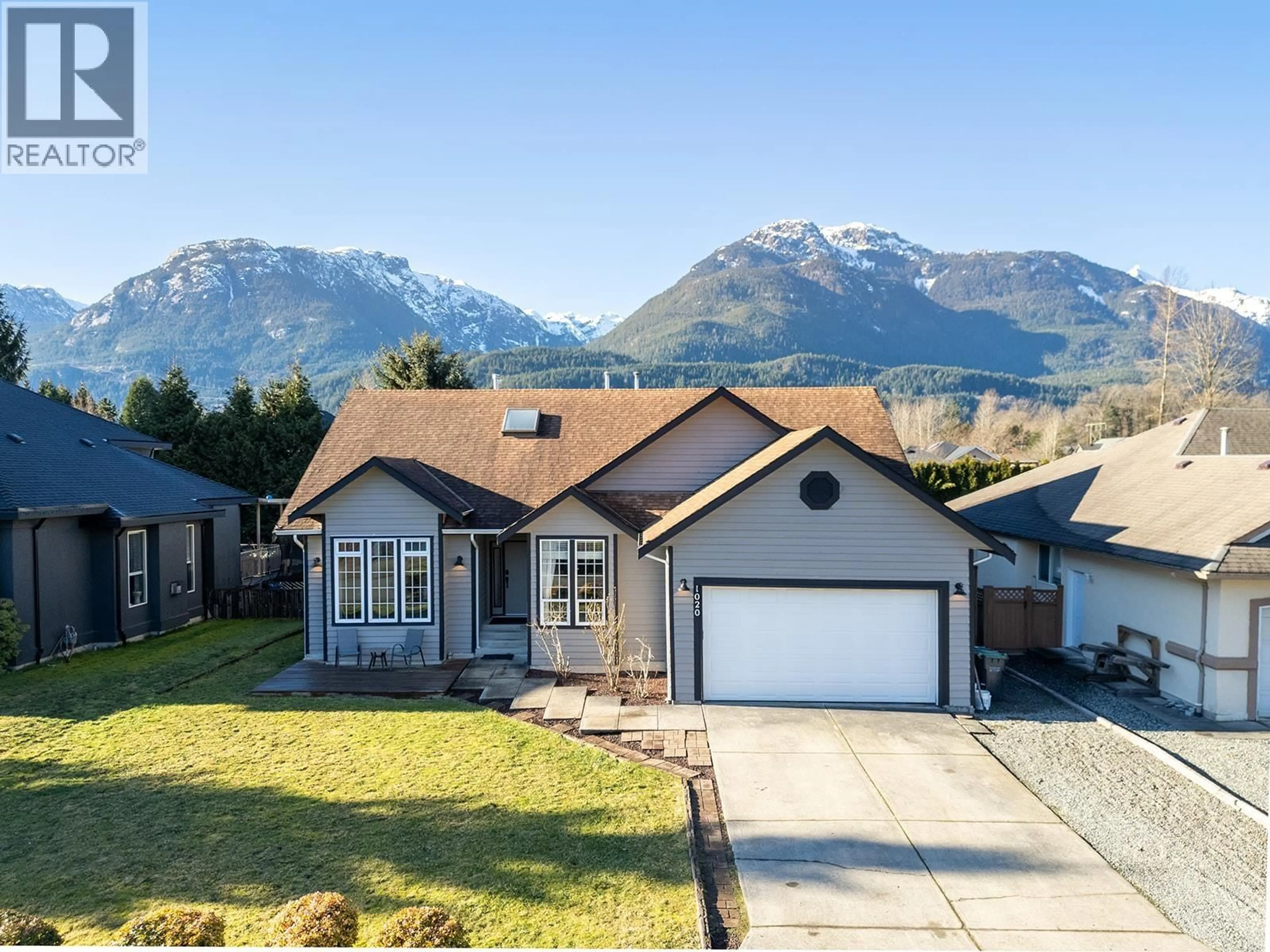 A pic from outside/outdoor area/front of a property/back of a property/a pic from drone, mountain view for 1020 WINDSOR PLACE, Squamish British Columbia V8B0P3
