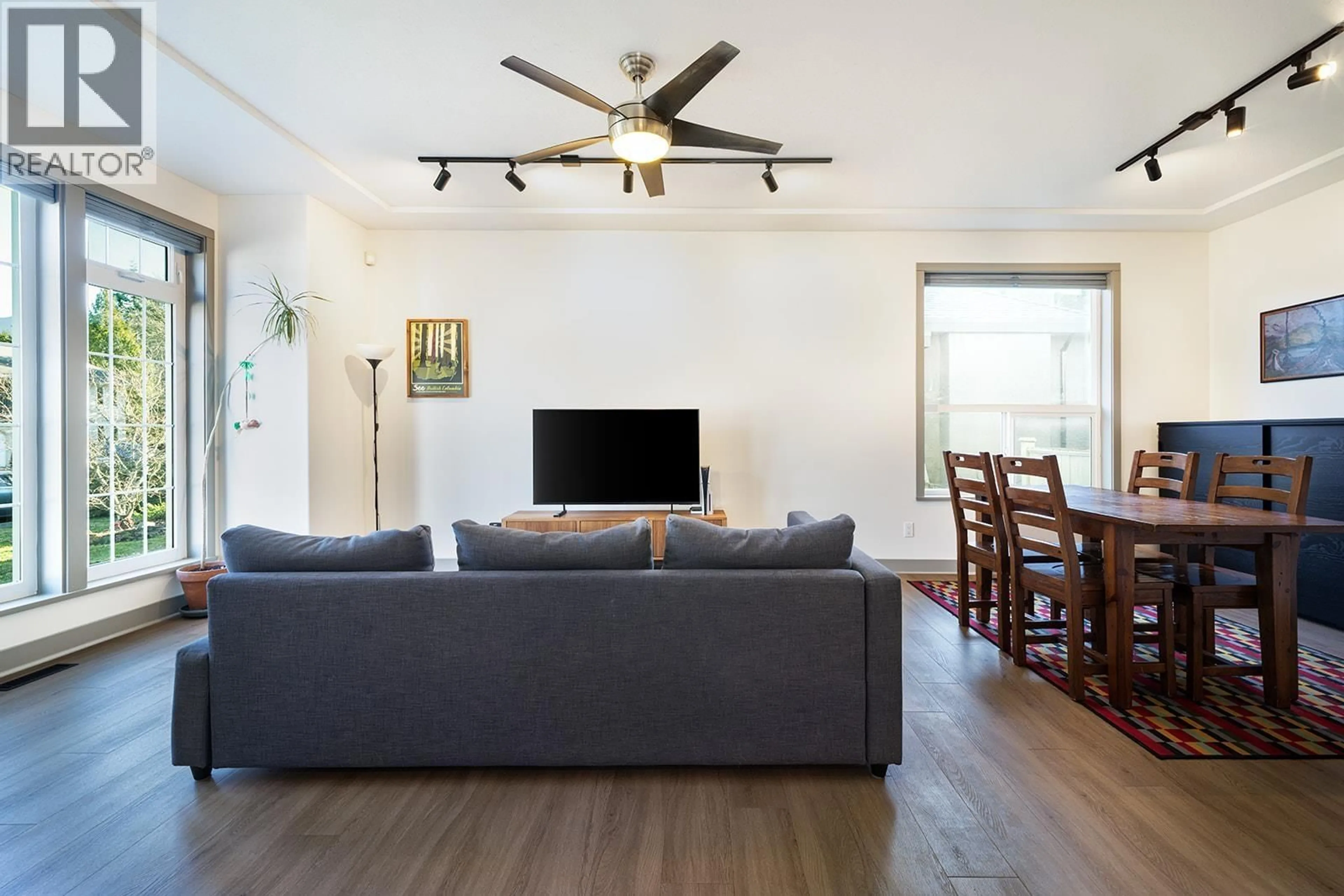 Living room with furniture, wood/laminate floor for 1020 WINDSOR PLACE, Squamish British Columbia V8B0P3