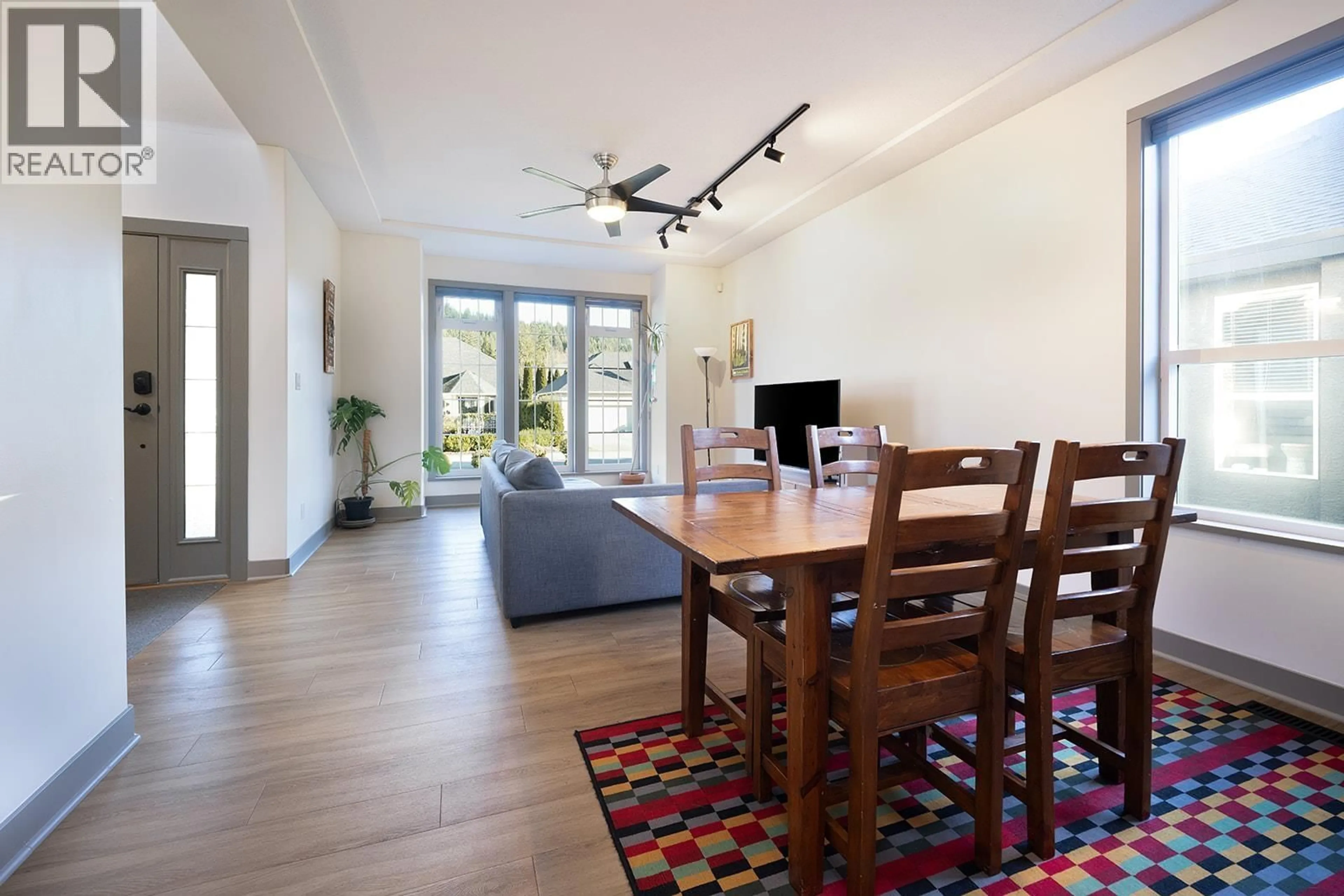Dining room, wood/laminate floor for 1020 WINDSOR PLACE, Squamish British Columbia V8B0P3
