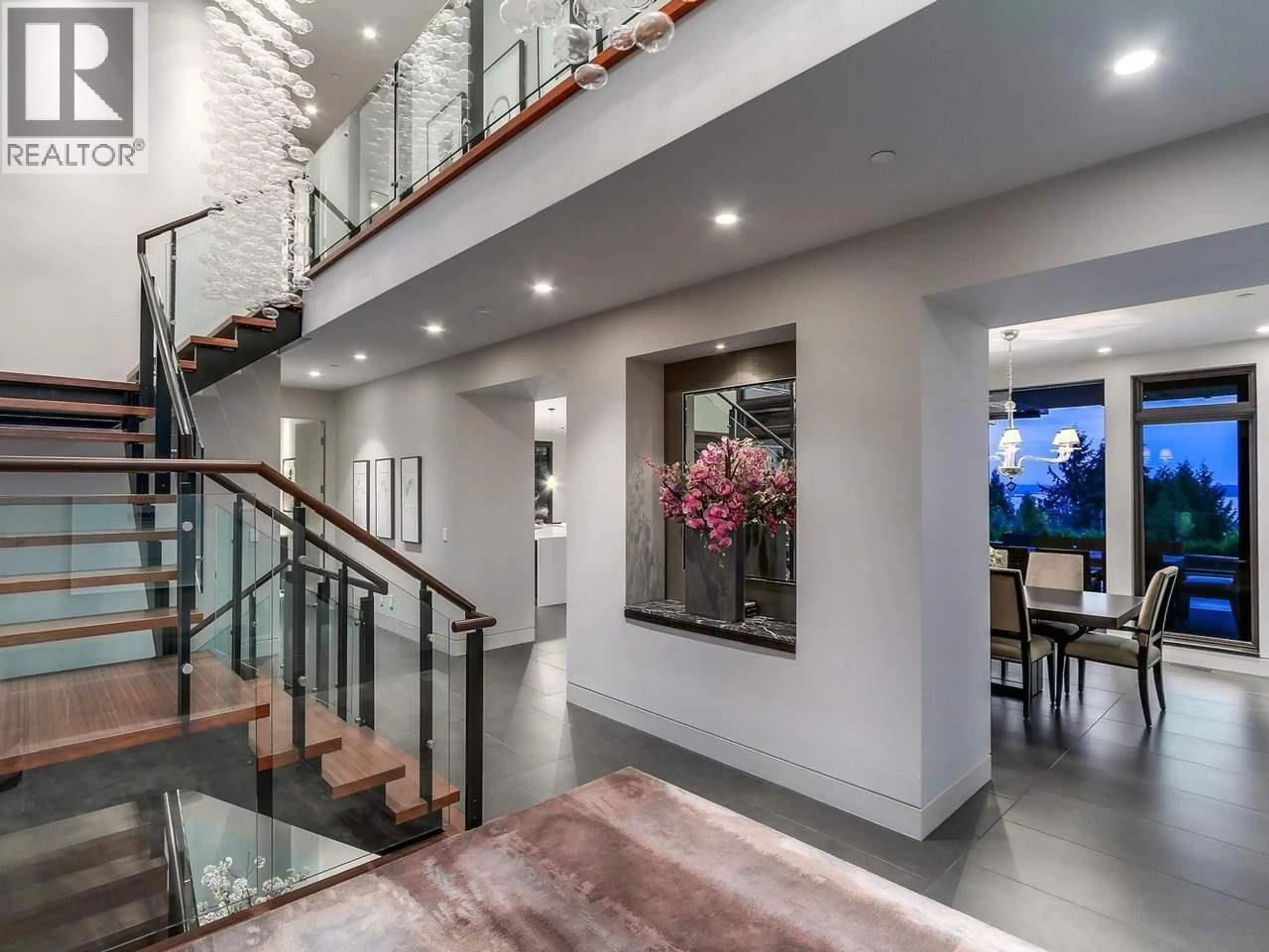 Indoor foyer for 4308 ROCKRIDGE ROAD, West Vancouver British Columbia V7W1A7