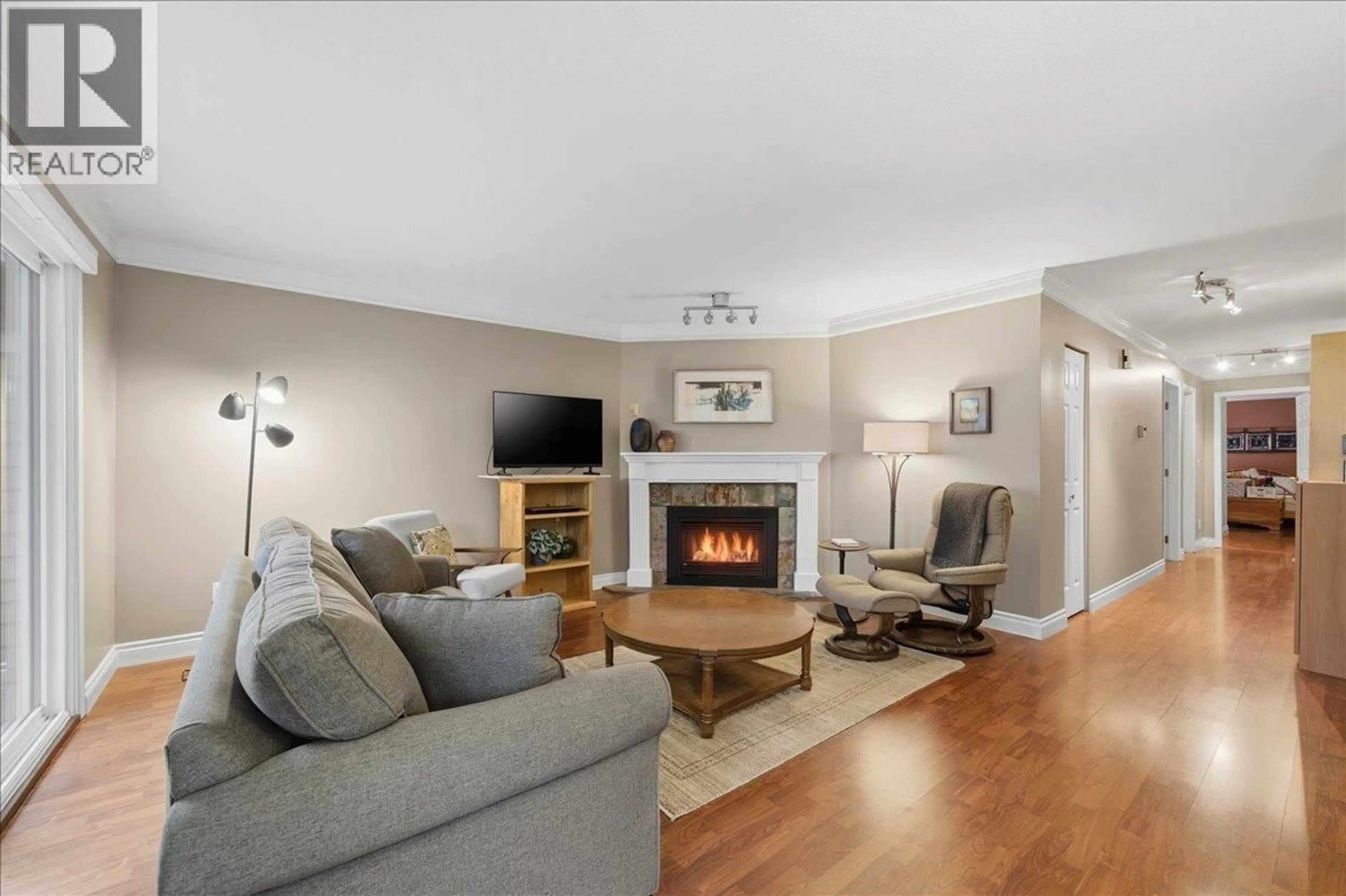 Living room with furniture, wood/laminate floor for 63 - 181 RAVINE DRIVE, Port Moody British Columbia V3H4T3