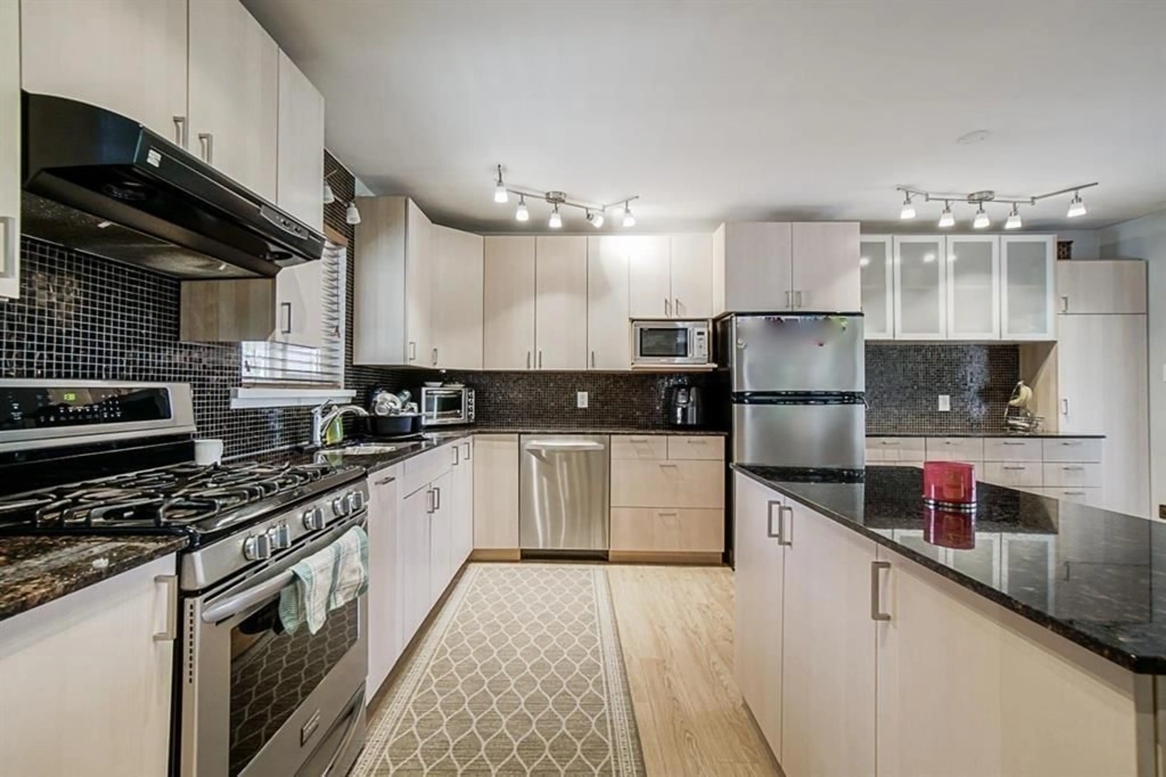Open concept kitchen, unknown for 11429 139A STREET, Surrey British Columbia V3R3E9