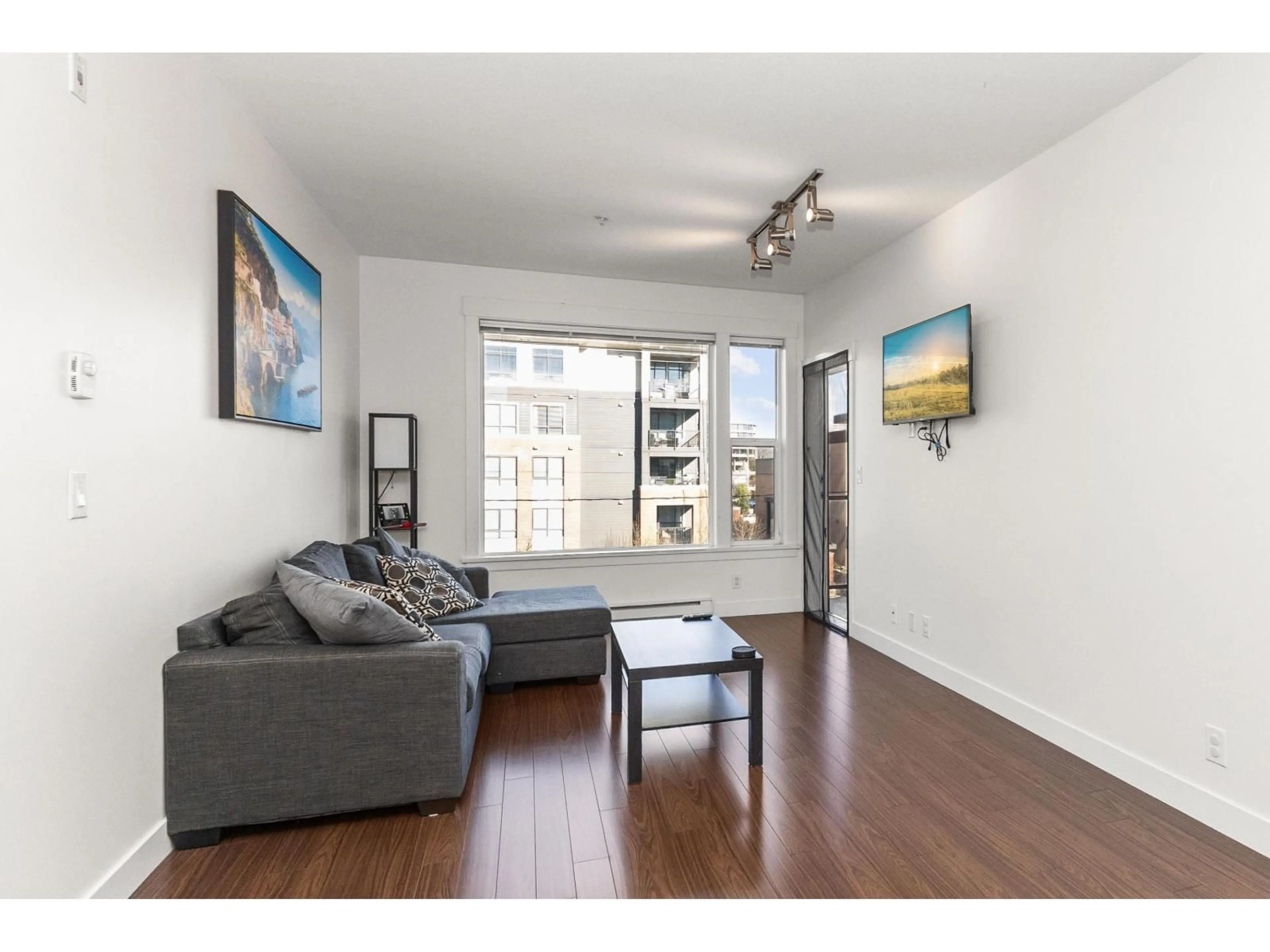 Living room with furniture, wood/laminate floor for 309 - 33538 MARSHALL ROAD, Abbotsford British Columbia V2S0C7