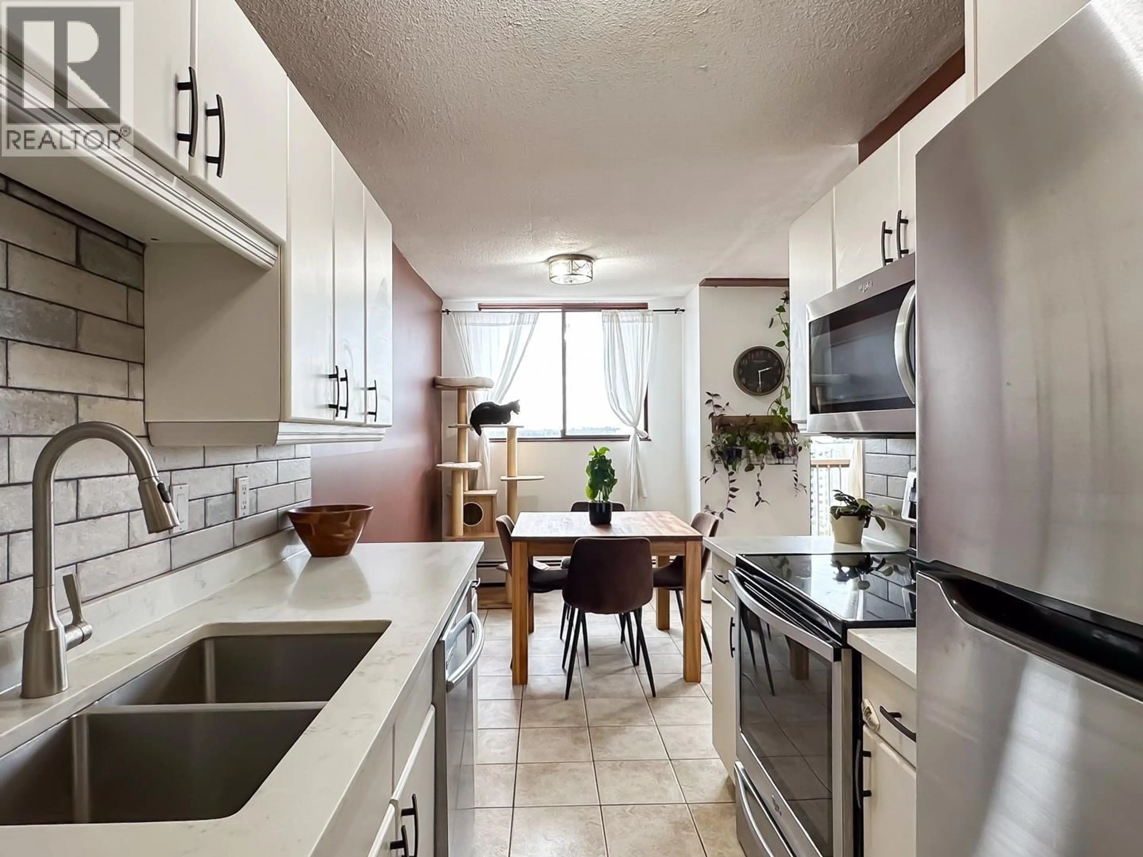 Open concept kitchen, ceramic/tile floor for 502 - 320 ROYAL AVENUE, New Westminster British Columbia V3L5C6