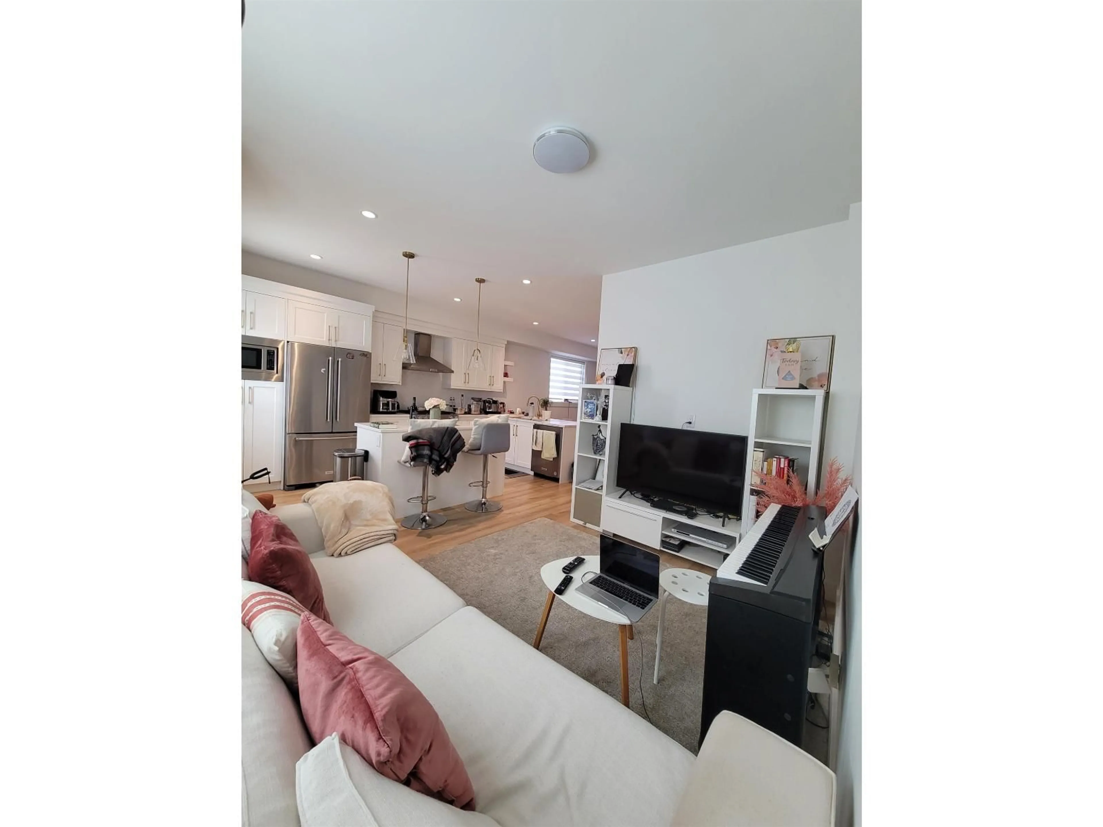 Living room with furniture, unknown for 16 - 9762 182A STREET, Surrey British Columbia V4N6W5