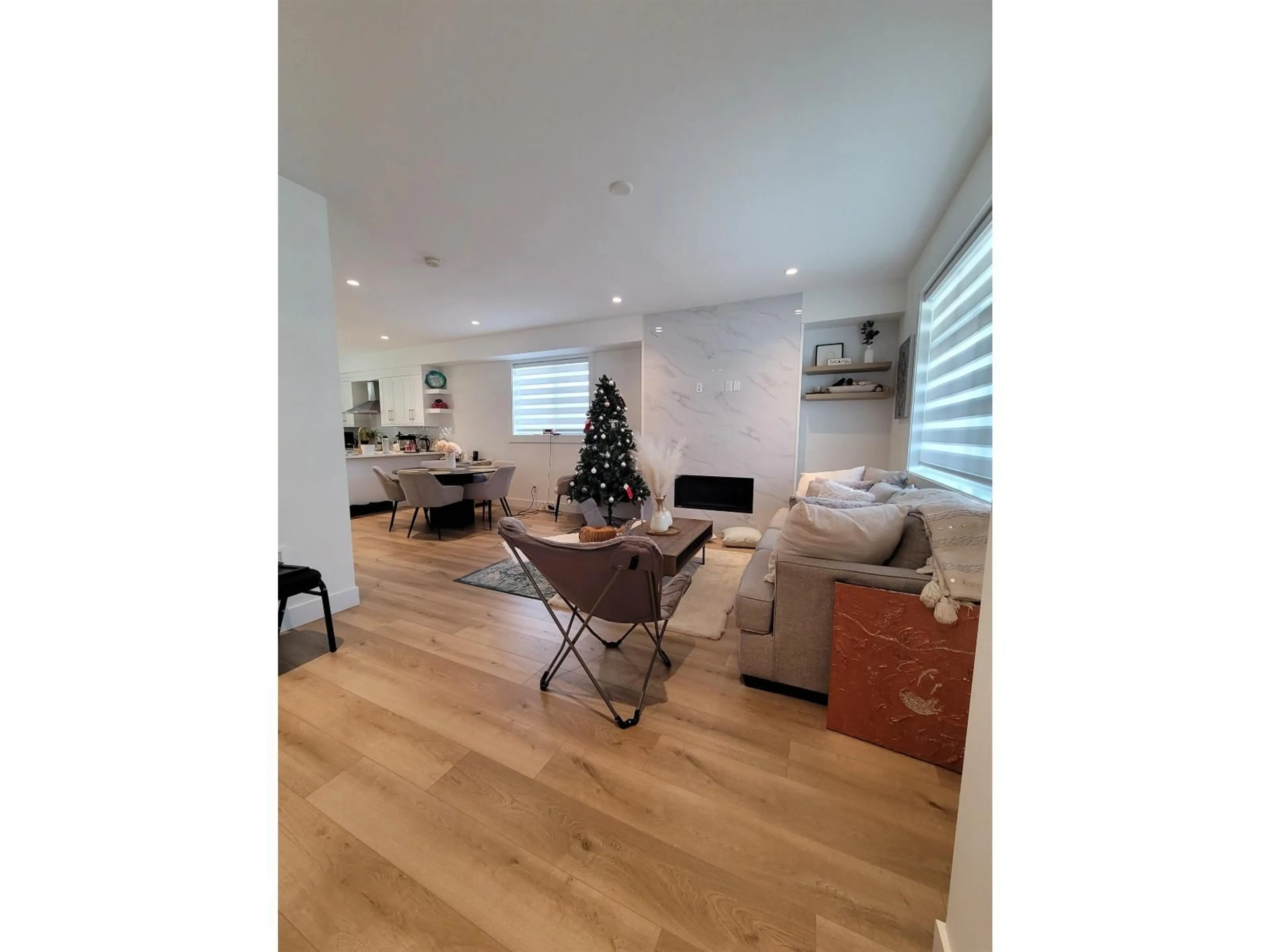 Living room with furniture, wood/laminate floor for 16 - 9762 182A STREET, Surrey British Columbia V4N6W5