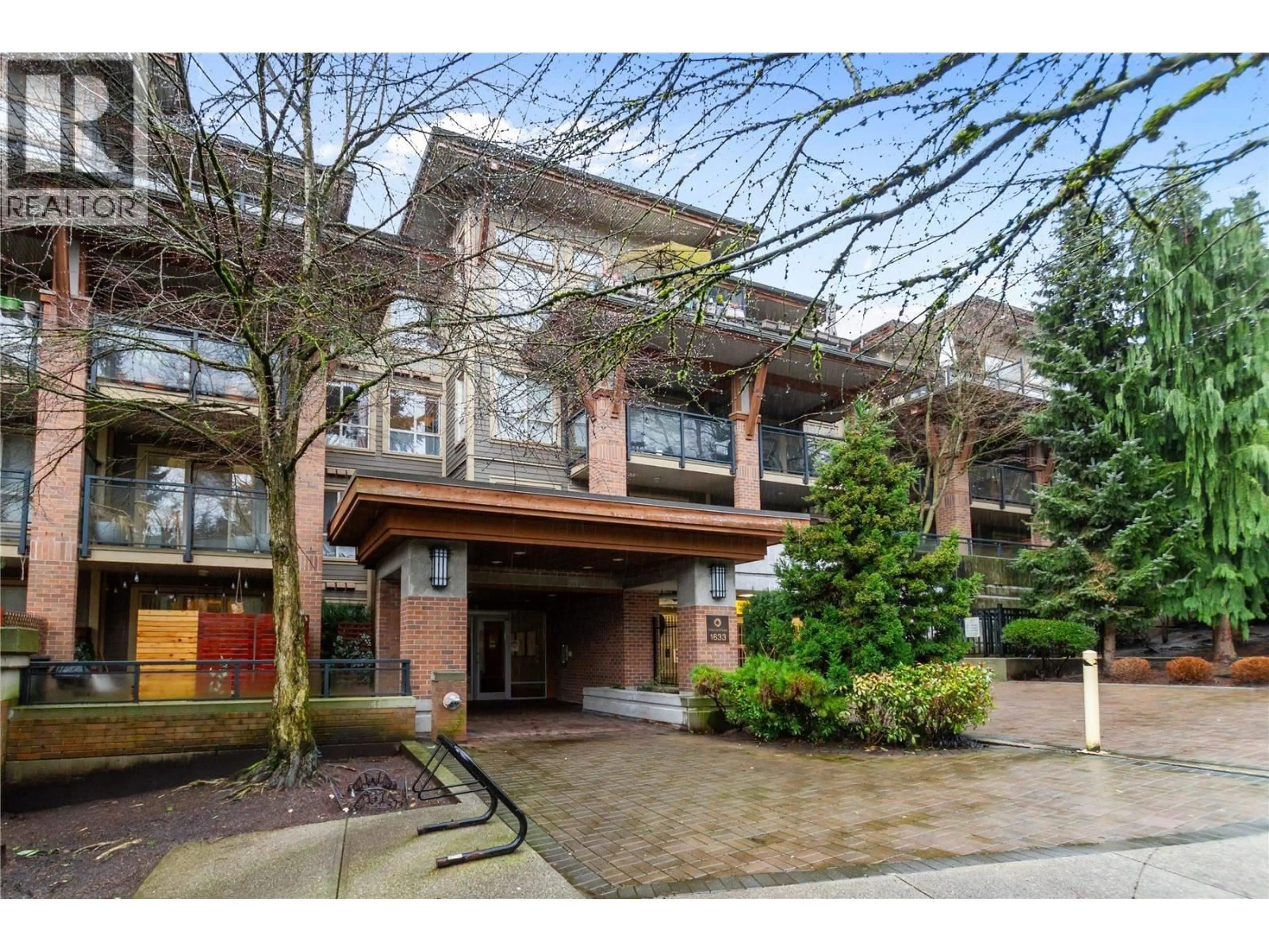 Indoor foyer for 310 - 1633 MACKAY AVENUE, North Vancouver British Columbia V7P0A2