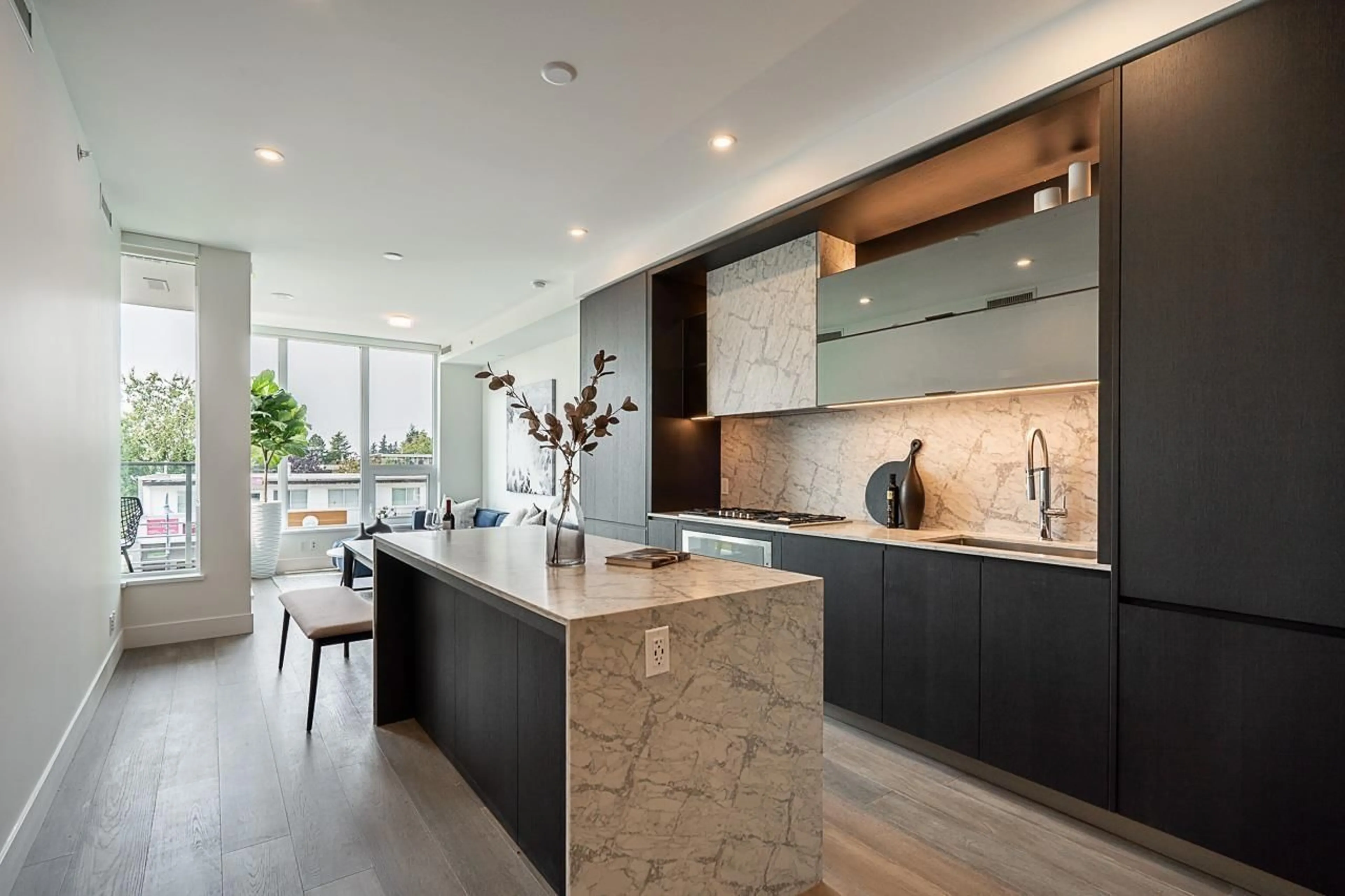 Contemporary kitchen, unknown for 317 - 1342 JOHNSTON ROAD, White Rock British Columbia V4B0C7