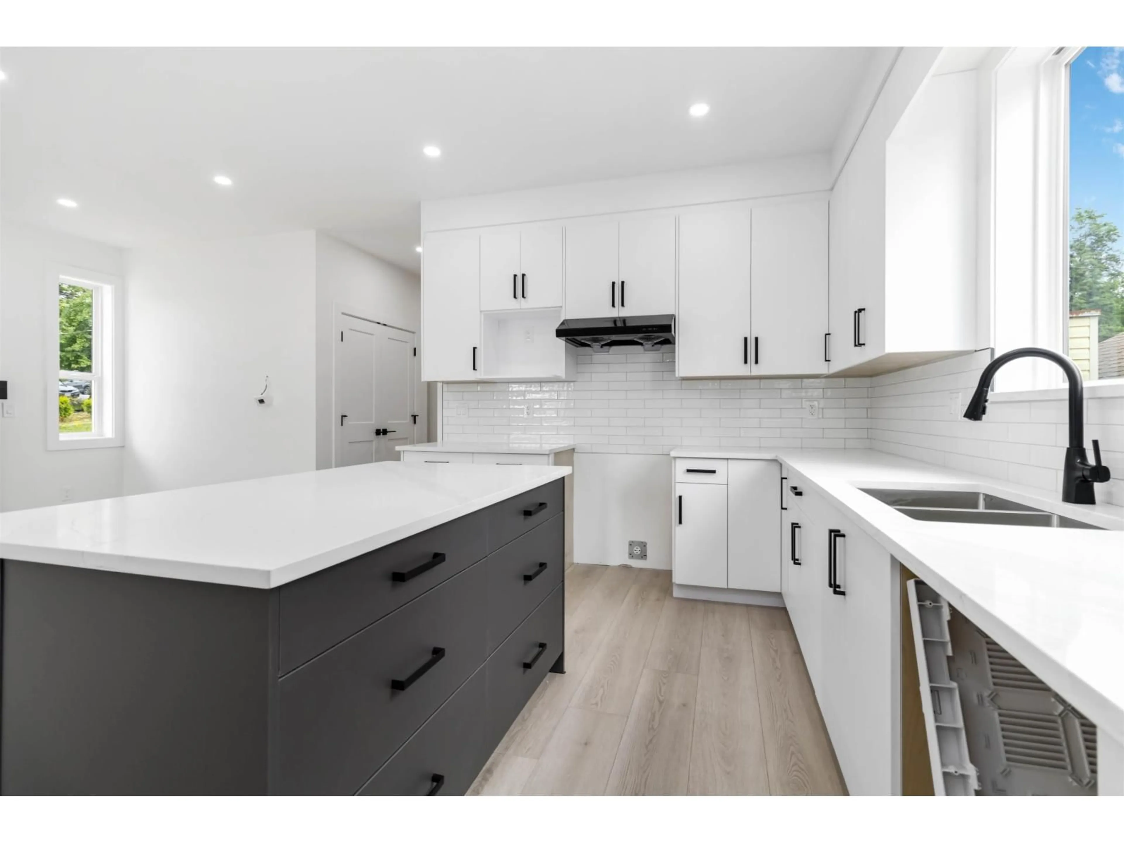 Open concept kitchen, wood/laminate floor for 32666 3RD AVENUE, Mission British Columbia V2V1T9