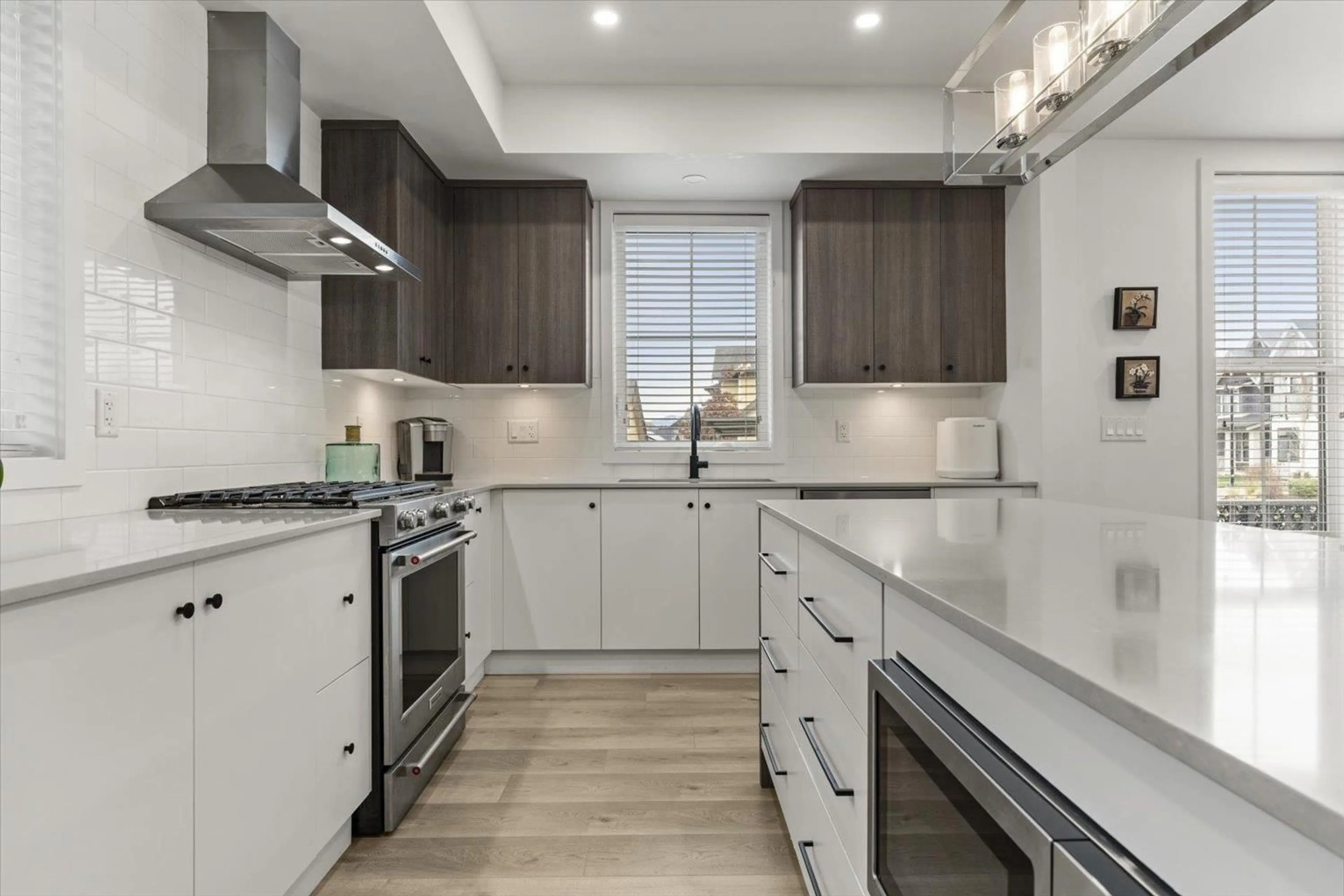 Contemporary kitchen, ceramic/tile floor for 138 - 46211 PROMONTORY ROAD, Chilliwack British Columbia V2R0E5