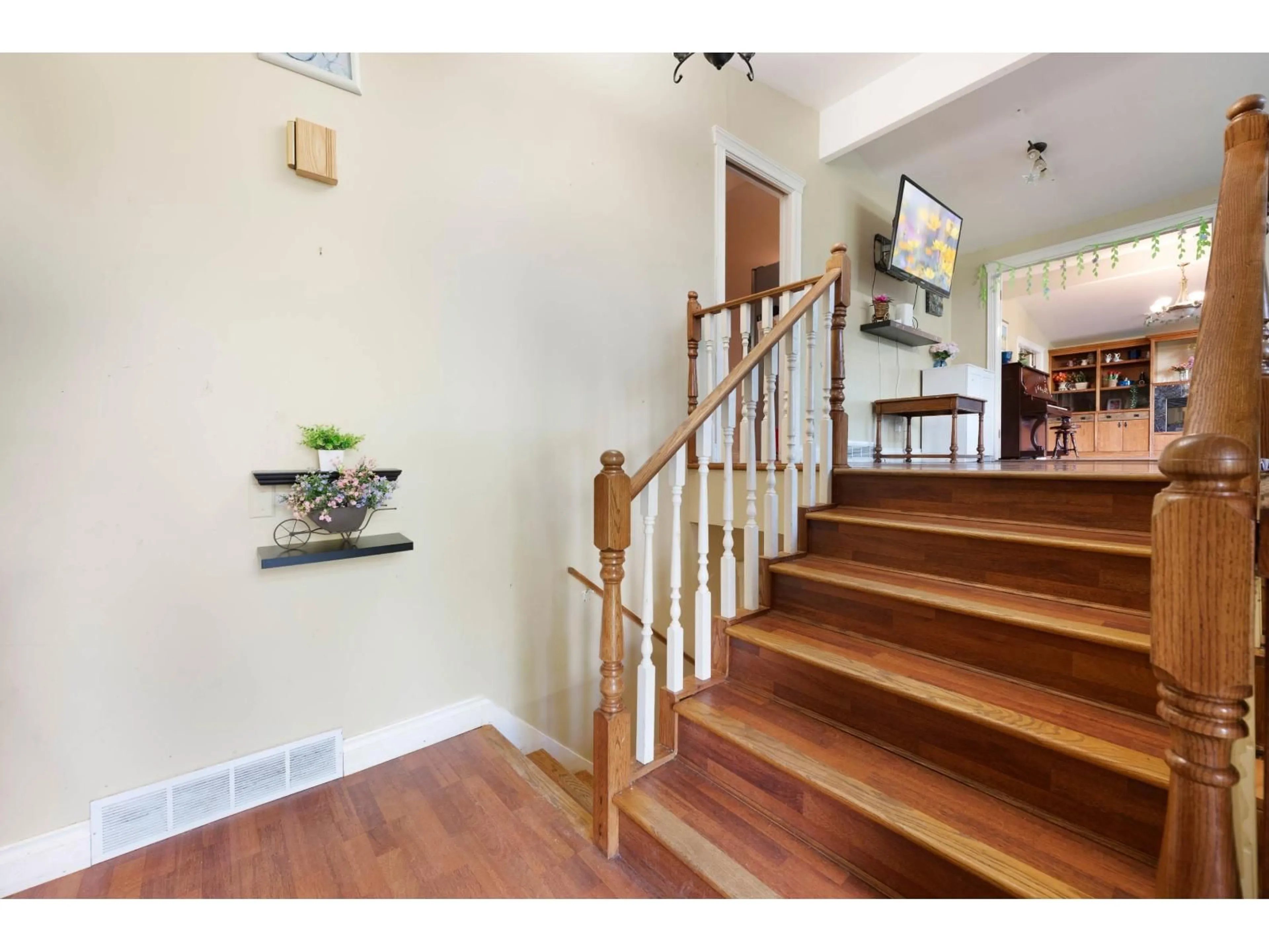 Indoor foyer for 20624 48 AVENUE, Langley British Columbia V3A3L6