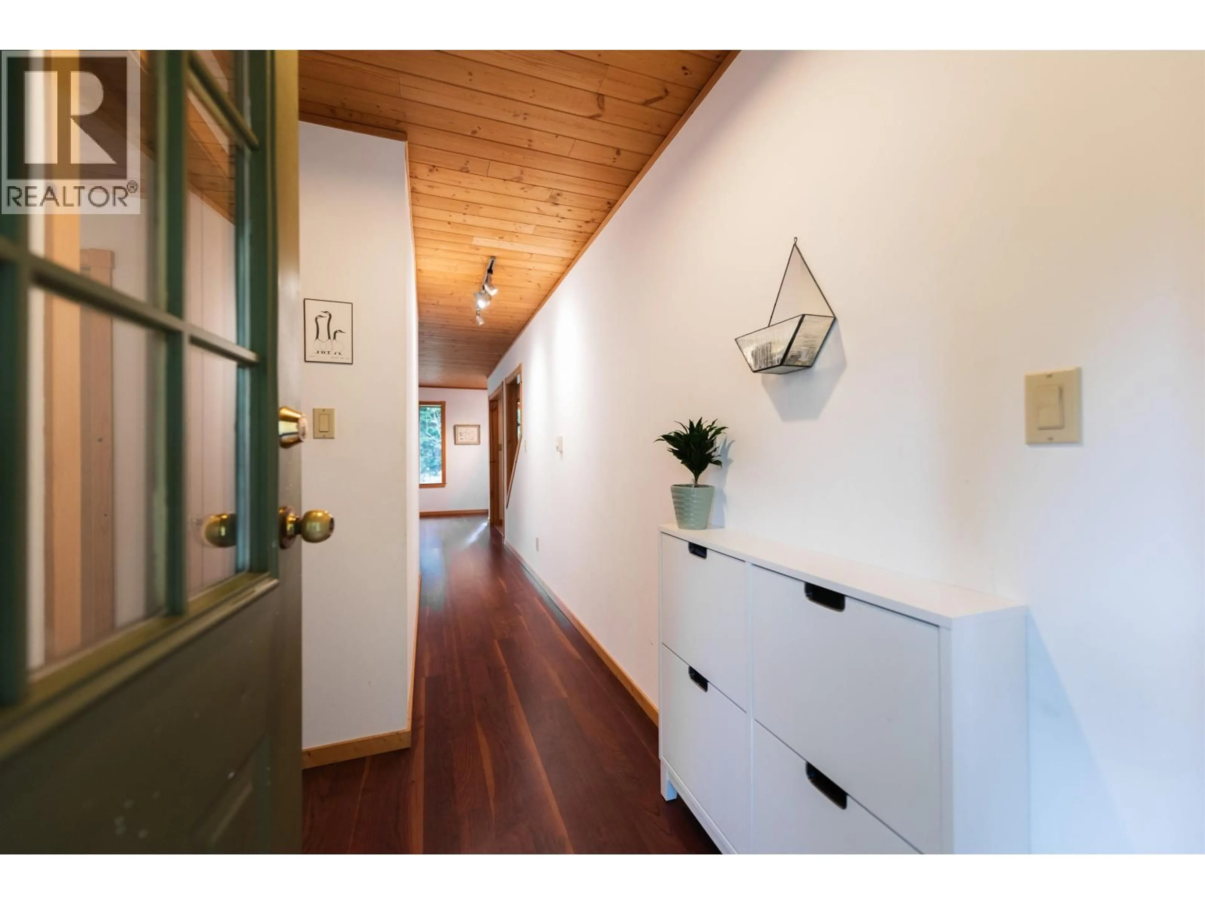 Indoor entryway for 1479 PARK AVENUE, Roberts Creek British Columbia V0N2W2