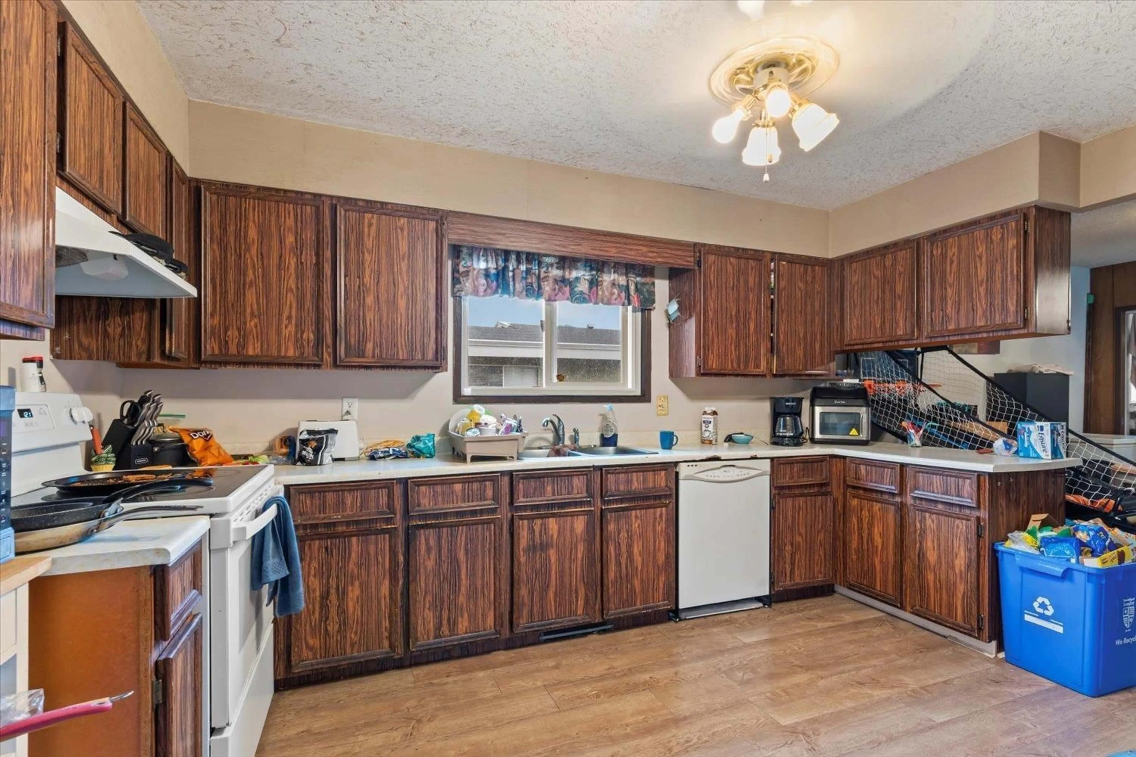 Standard kitchen, unknown for 385 3RD AVENUE, Hope British Columbia V0X1L1