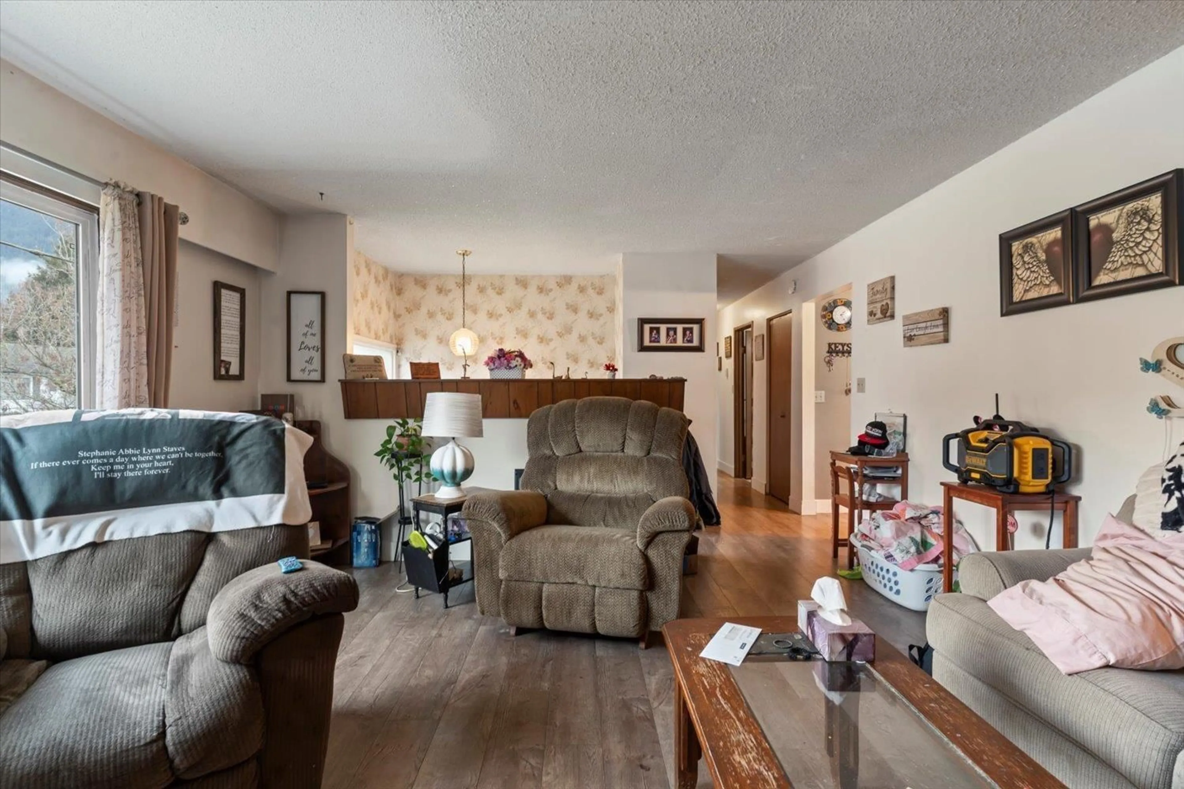 Living room with furniture, wood/laminate floor for 385 3RD AVENUE, Hope British Columbia V0X1L1