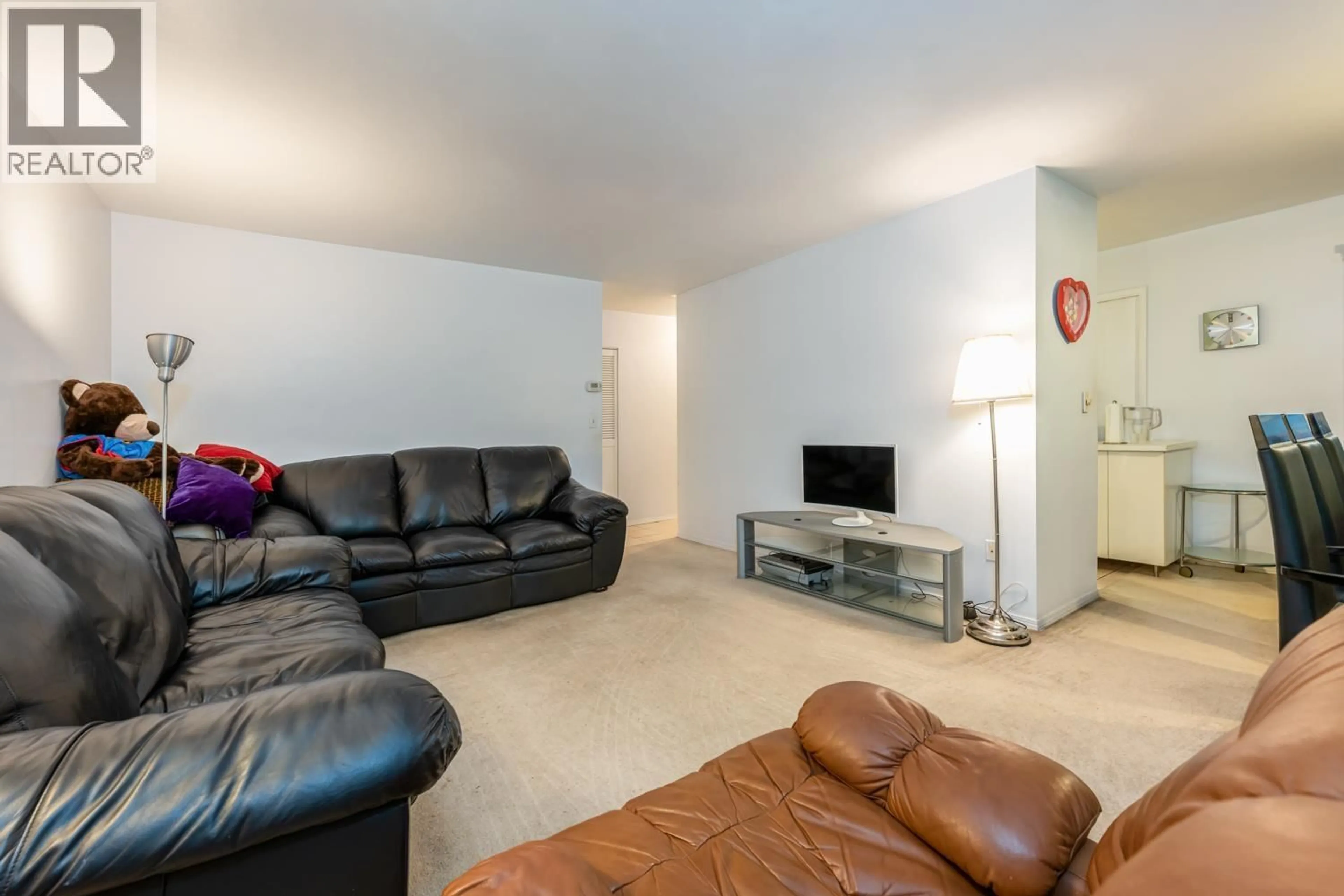 Living room with furniture, unknown for 312 - 235 KEITH ROAD, West Vancouver British Columbia V7T1L5