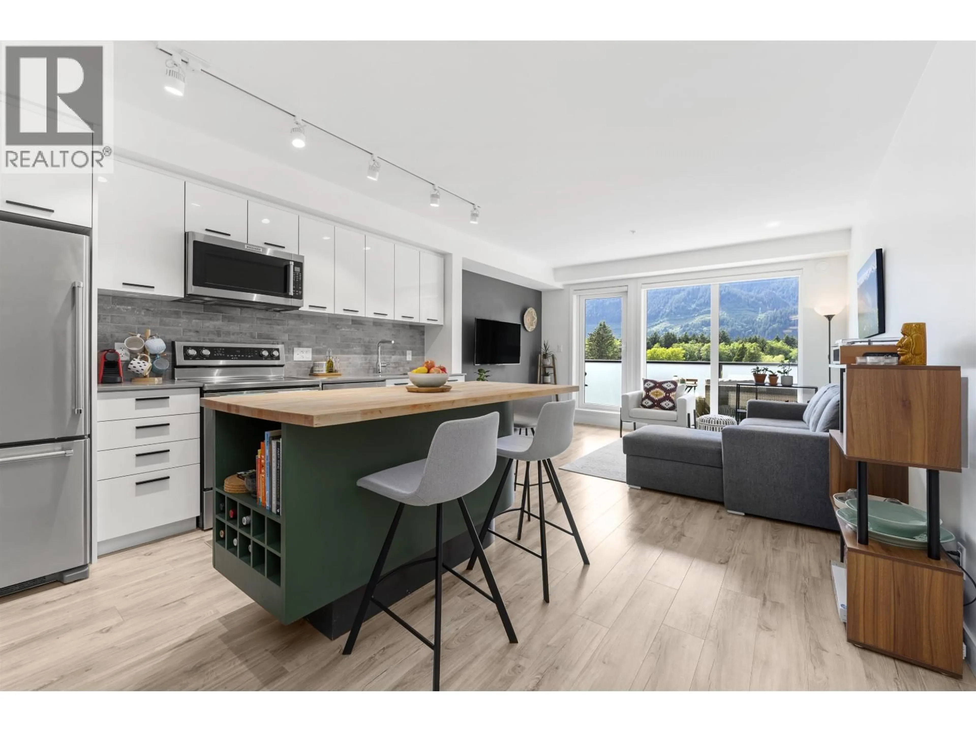 Open concept kitchen, unknown for 509 - 38013 THIRD AVENUE, Squamish British Columbia V8B0Z8