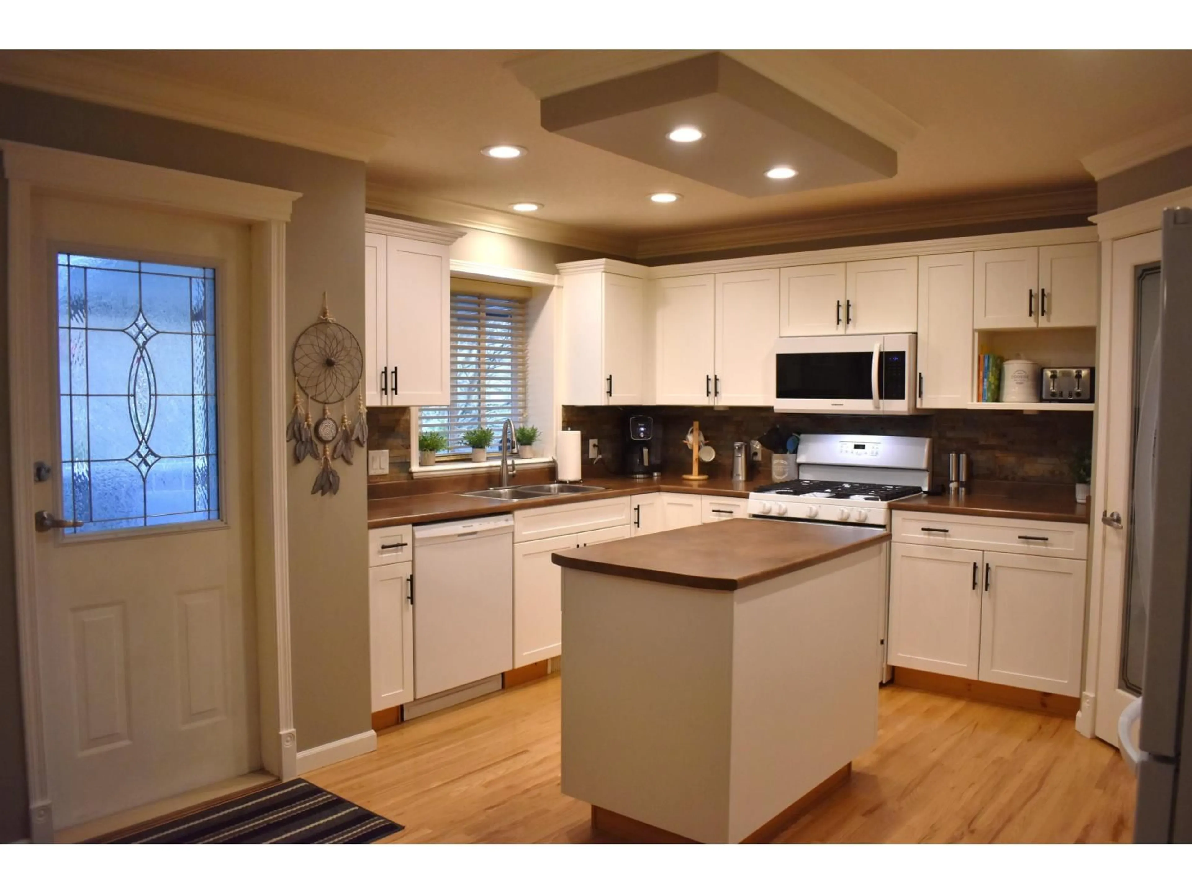 Open concept kitchen, wood/laminate floor for 32997 DESBRISAY AVENUE, Mission British Columbia V2V7R6