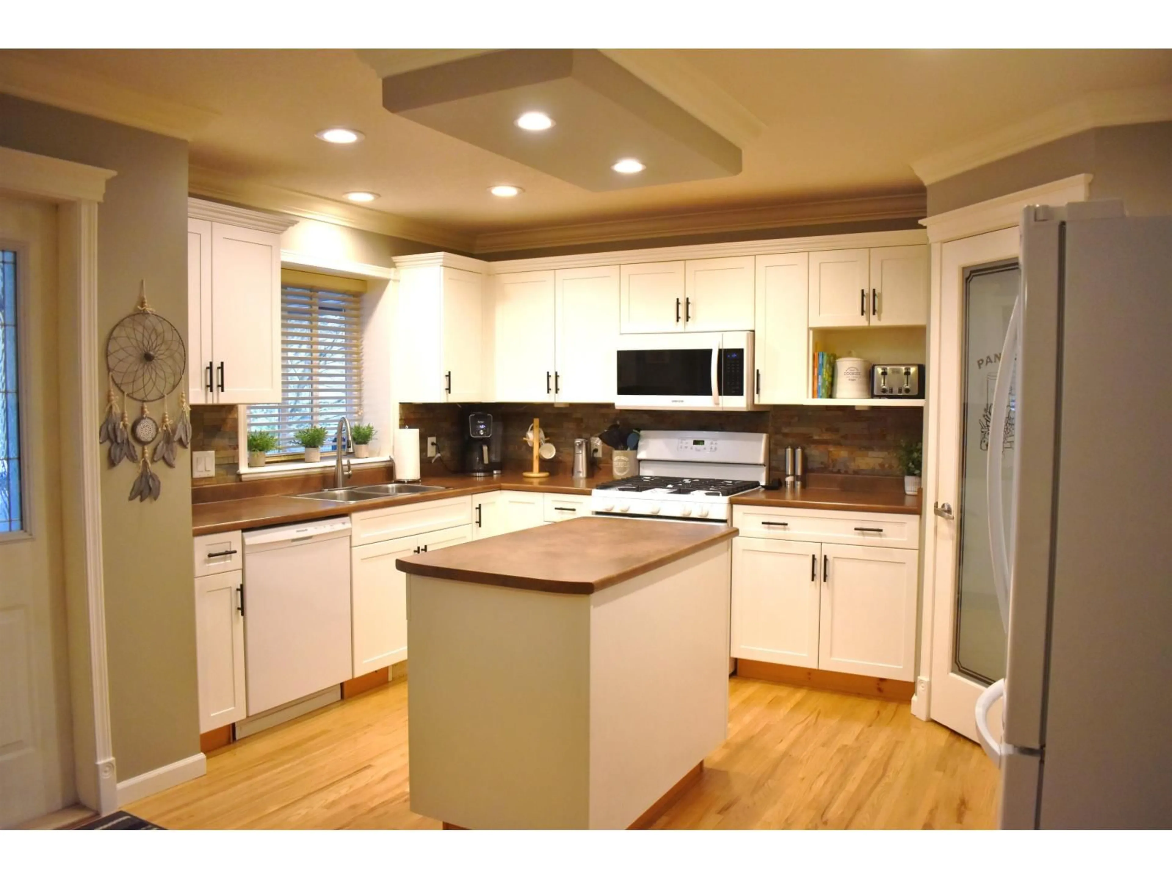 Open concept kitchen, wood/laminate floor for 32997 DESBRISAY AVENUE, Mission British Columbia V2V7R6