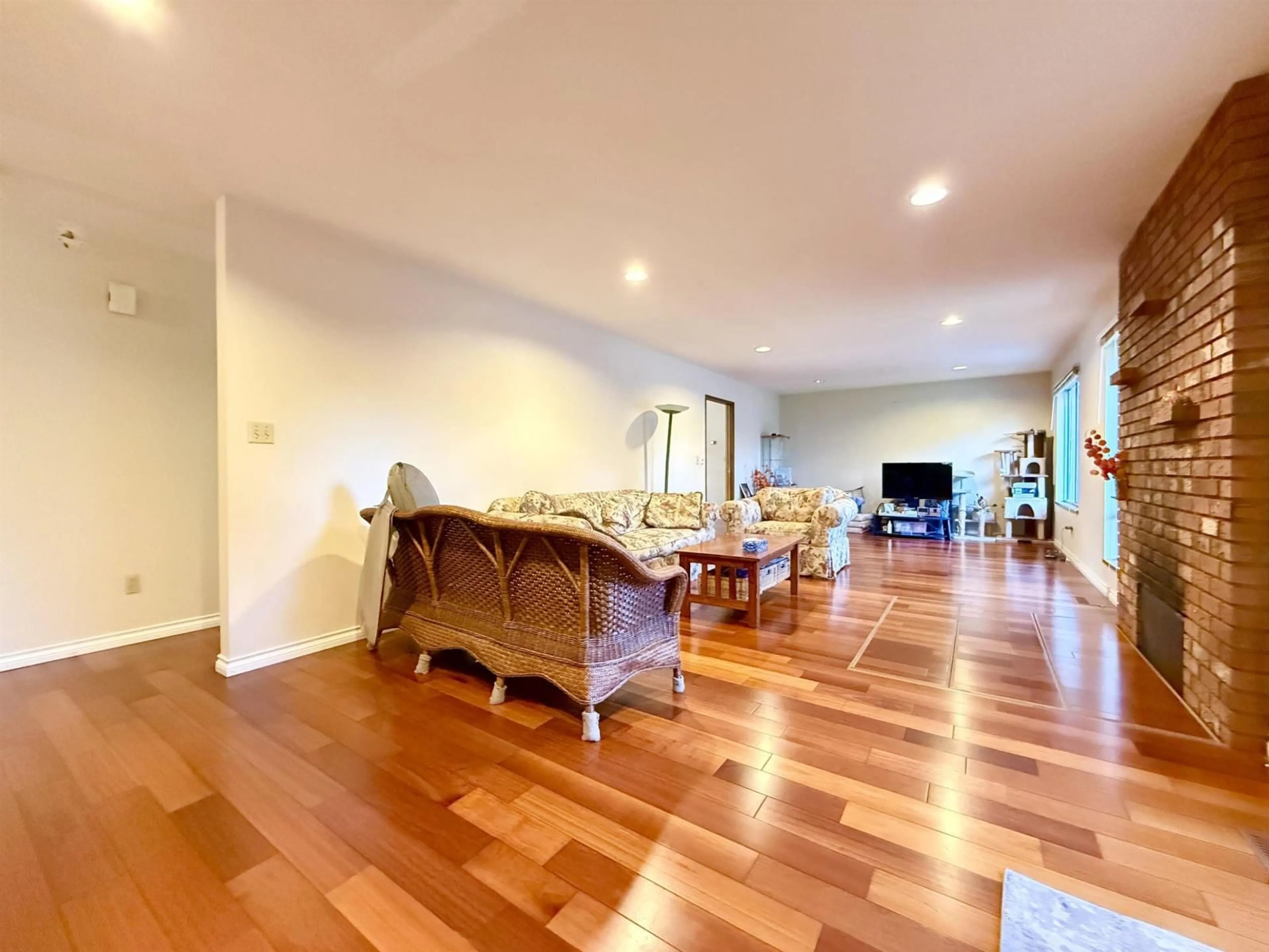 Unknown for 18572 76 AVENUE, Surrey British Columbia V4N3G5