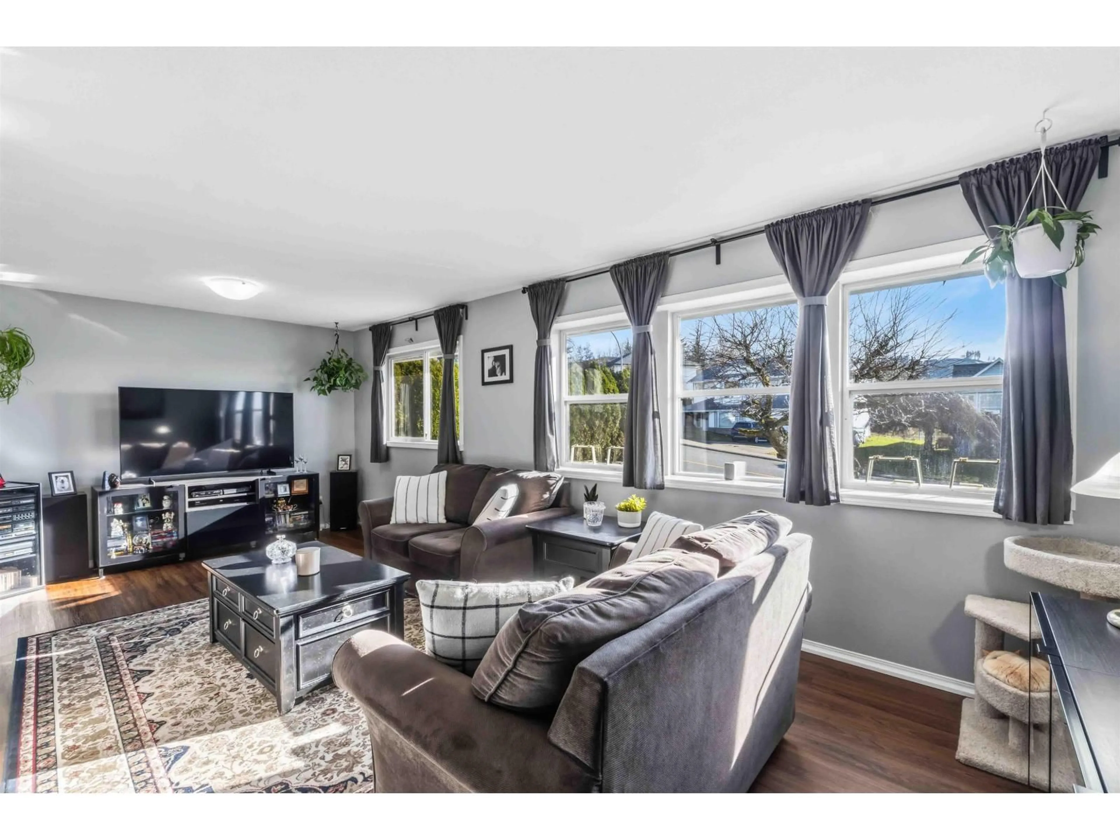 Living room with furniture, unknown for 35277 MCKINLEY DRIVE, Abbotsford British Columbia V3G1J9