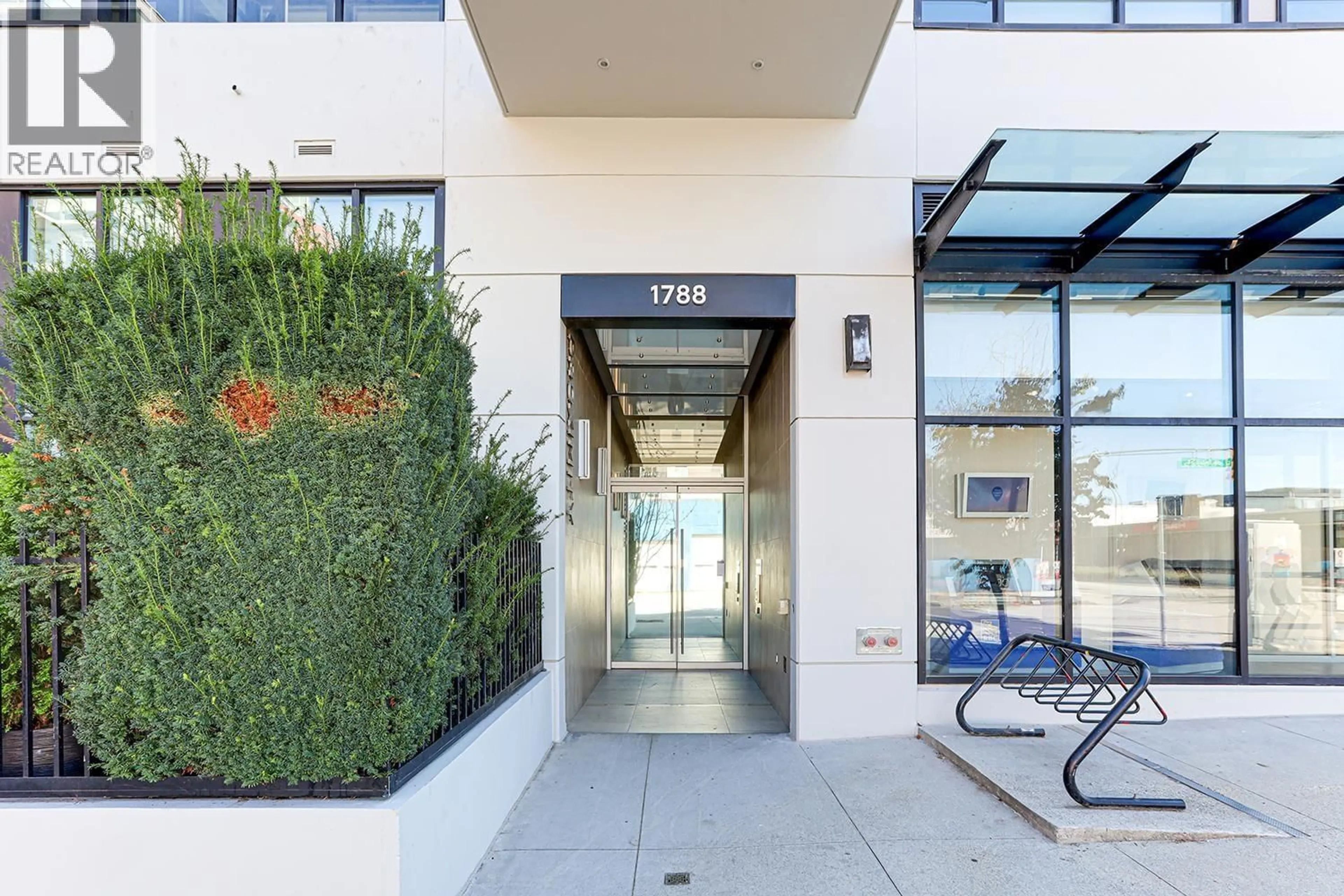 Indoor foyer for 1102 - 1788 ONTARIO STREET, Vancouver British Columbia V5T0G3